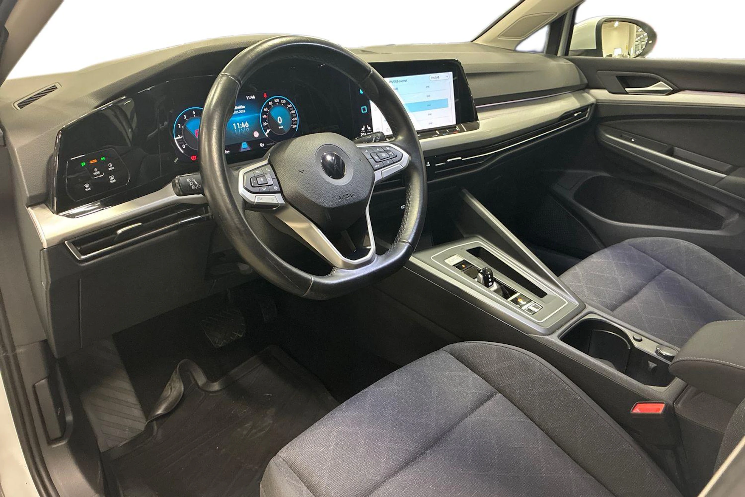 valkoinen Volkswagen Golf 2021 kuva 8.