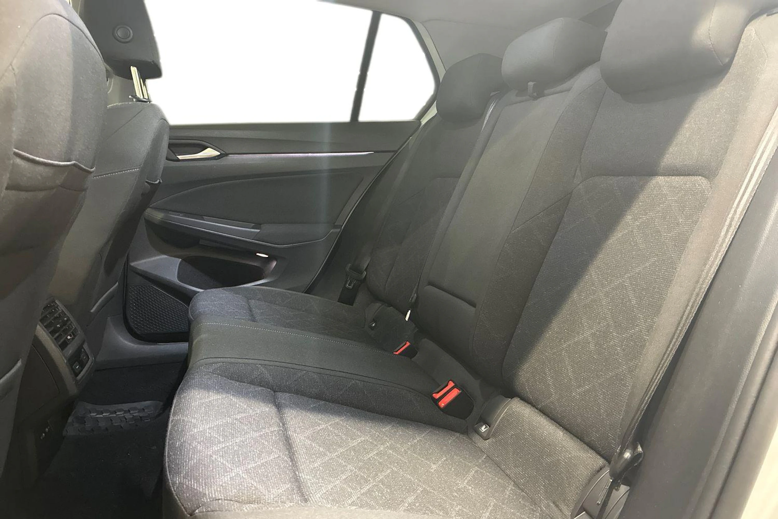 valkoinen Volkswagen Golf 2021 kuva 9.