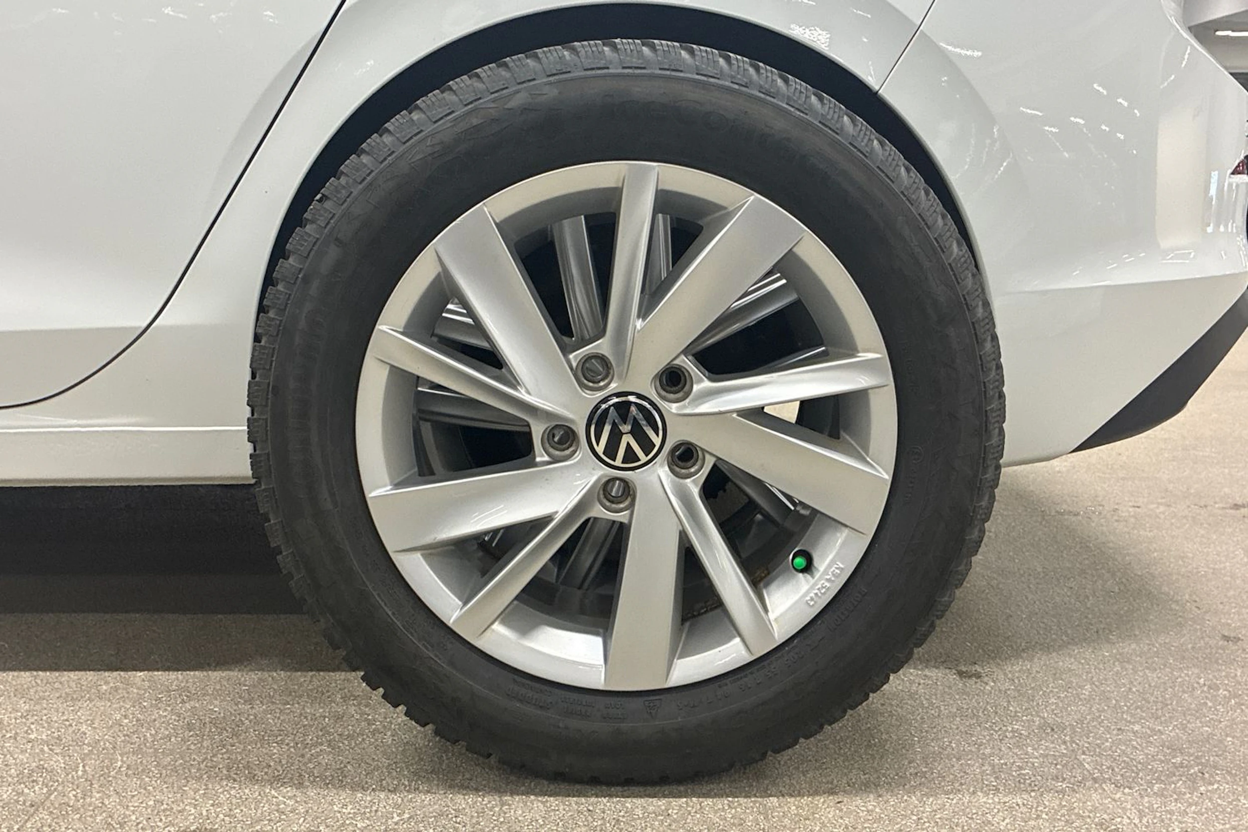 valkoinen Volkswagen Golf 2021 kuva 13.