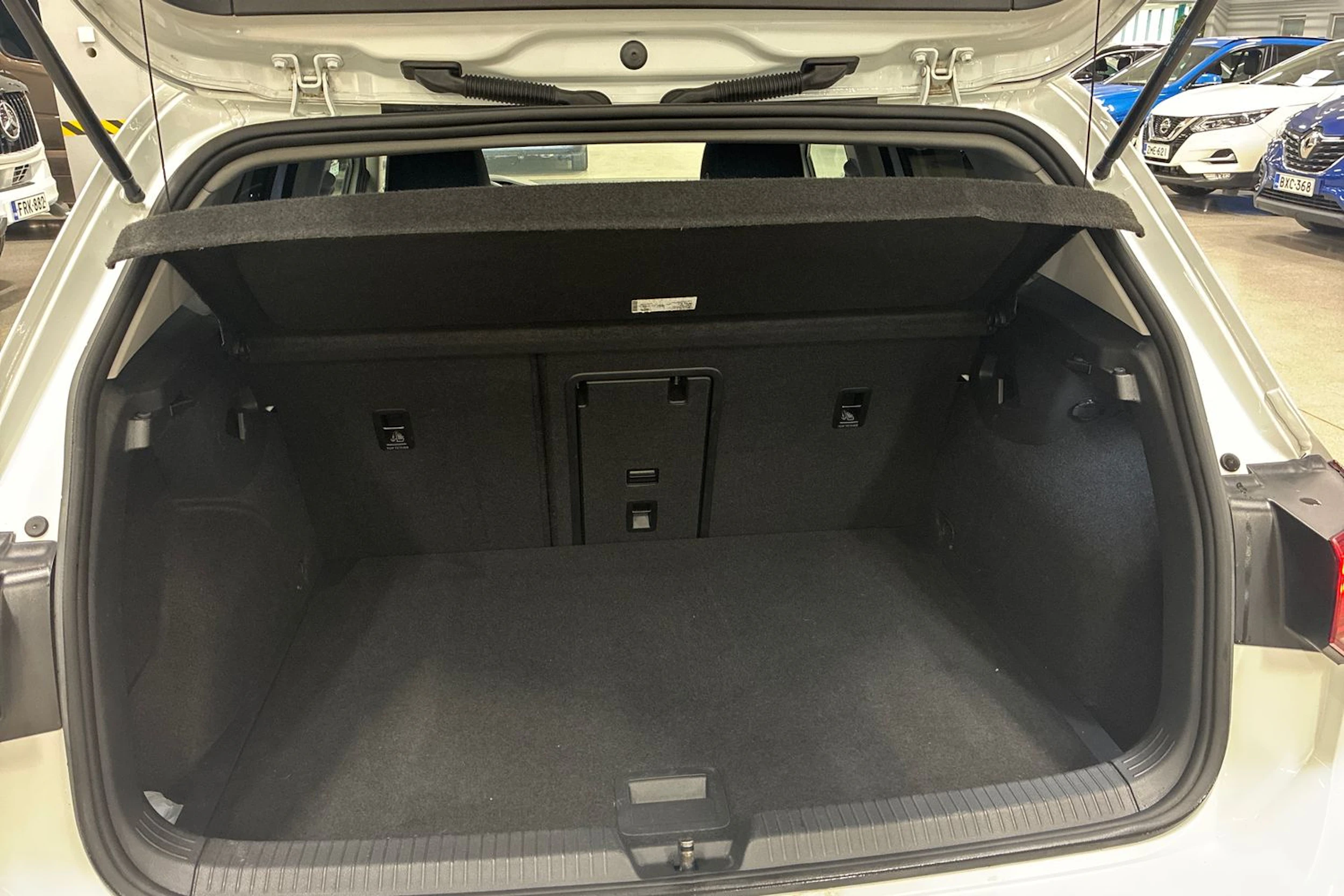 valkoinen Volkswagen Golf 2021 kuva 27.