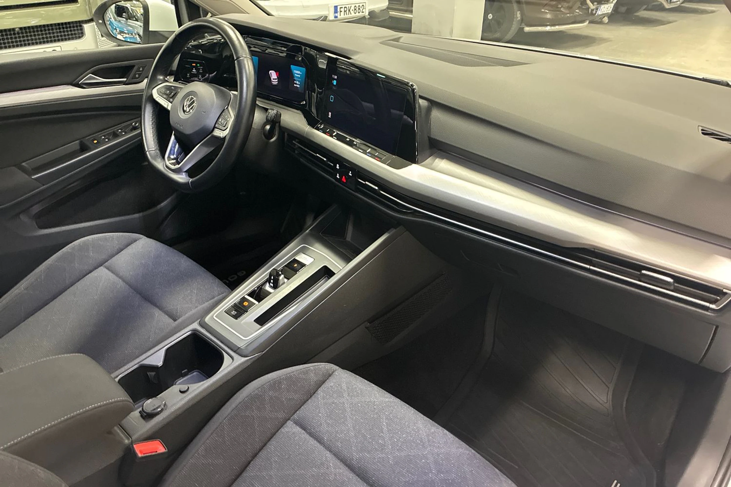 valkoinen Volkswagen Golf 2021 kuva 29.