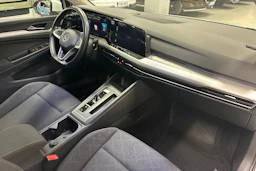 valkoinen Volkswagen Golf 2021 kuva 29.