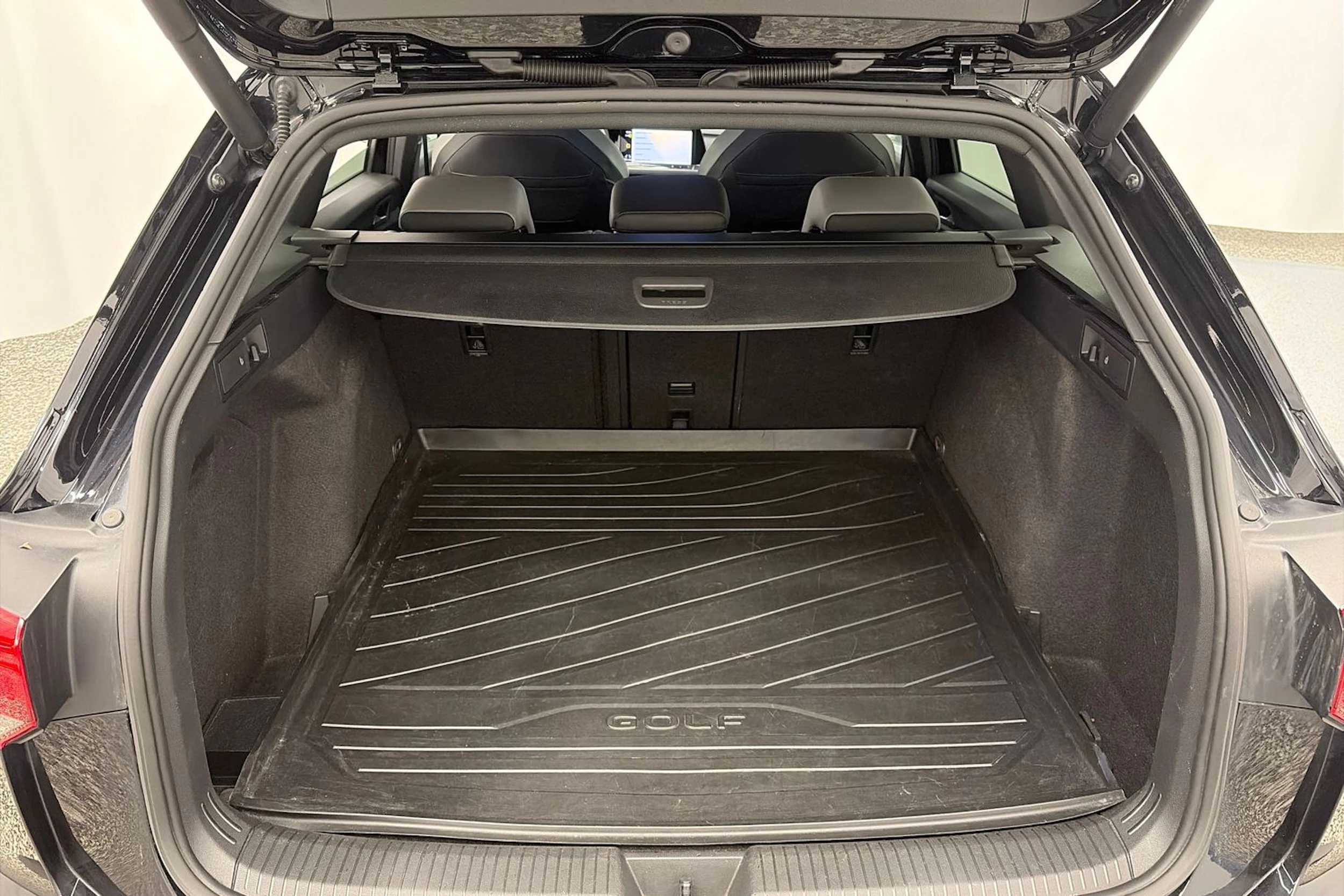 Musta Volkswagen GOLF 2021 kuva 13.