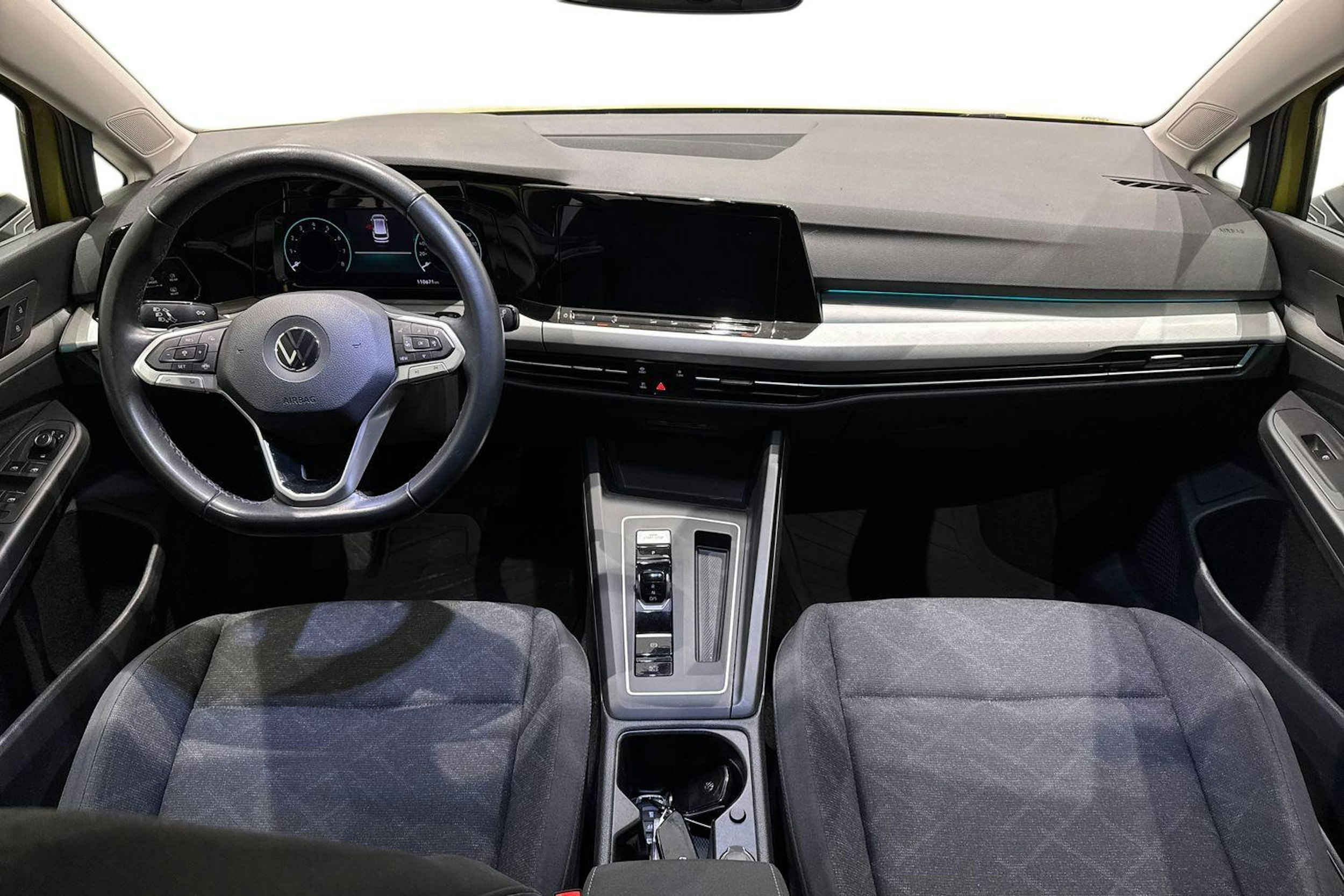 keltainen Volkswagen Golf 2021 kuva 9.