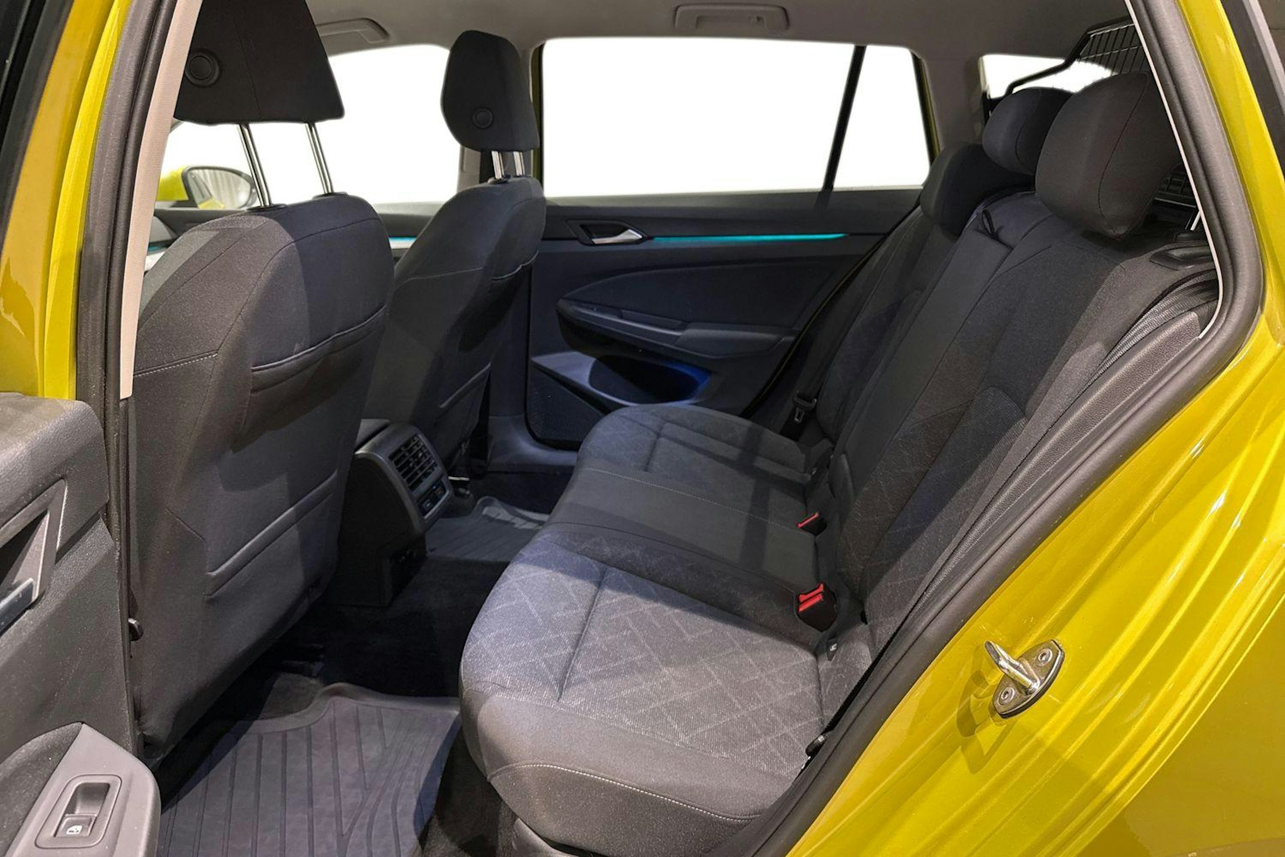 keltainen Volkswagen Golf 2021 kuva 10.