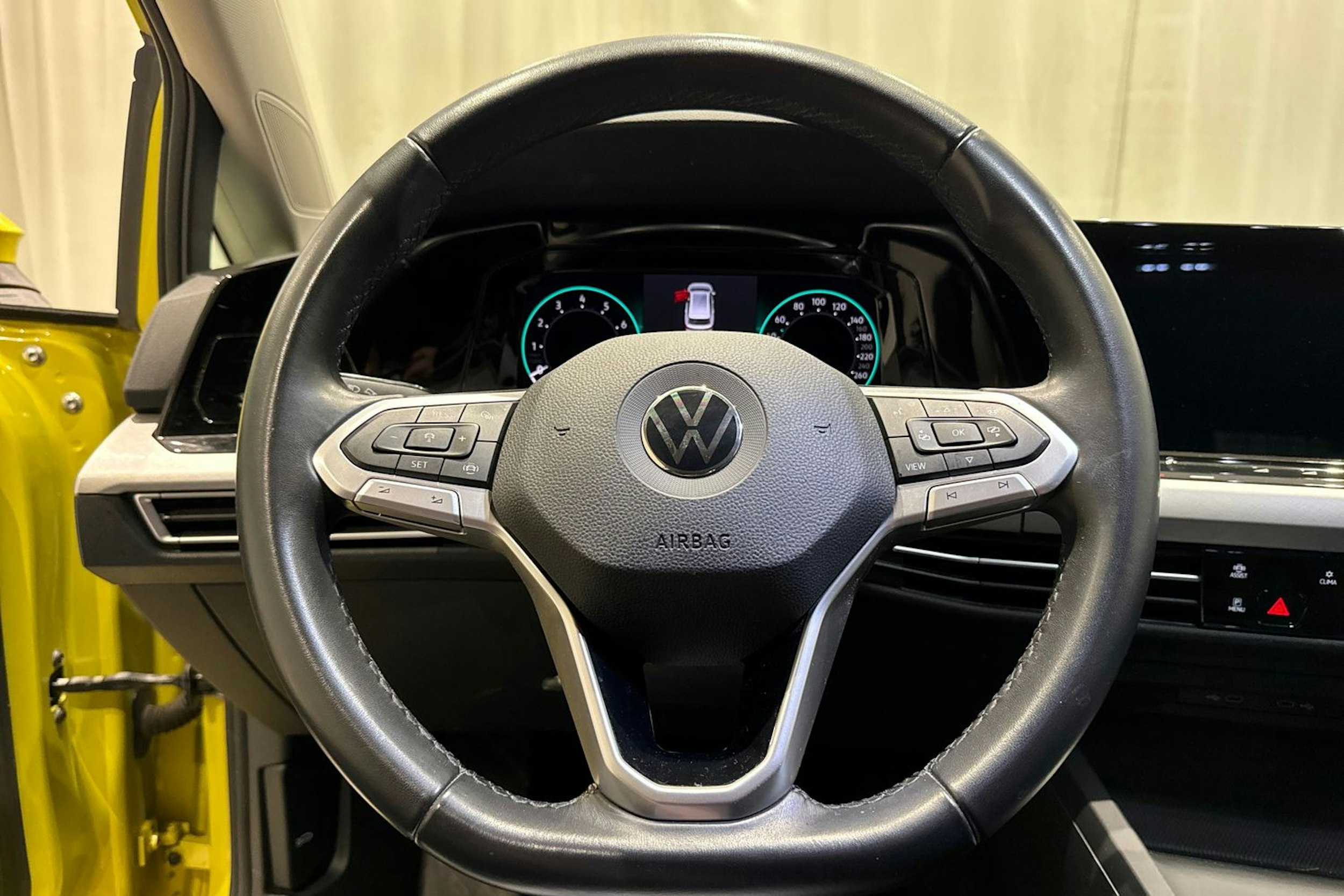 keltainen Volkswagen Golf 2021 kuva 15.