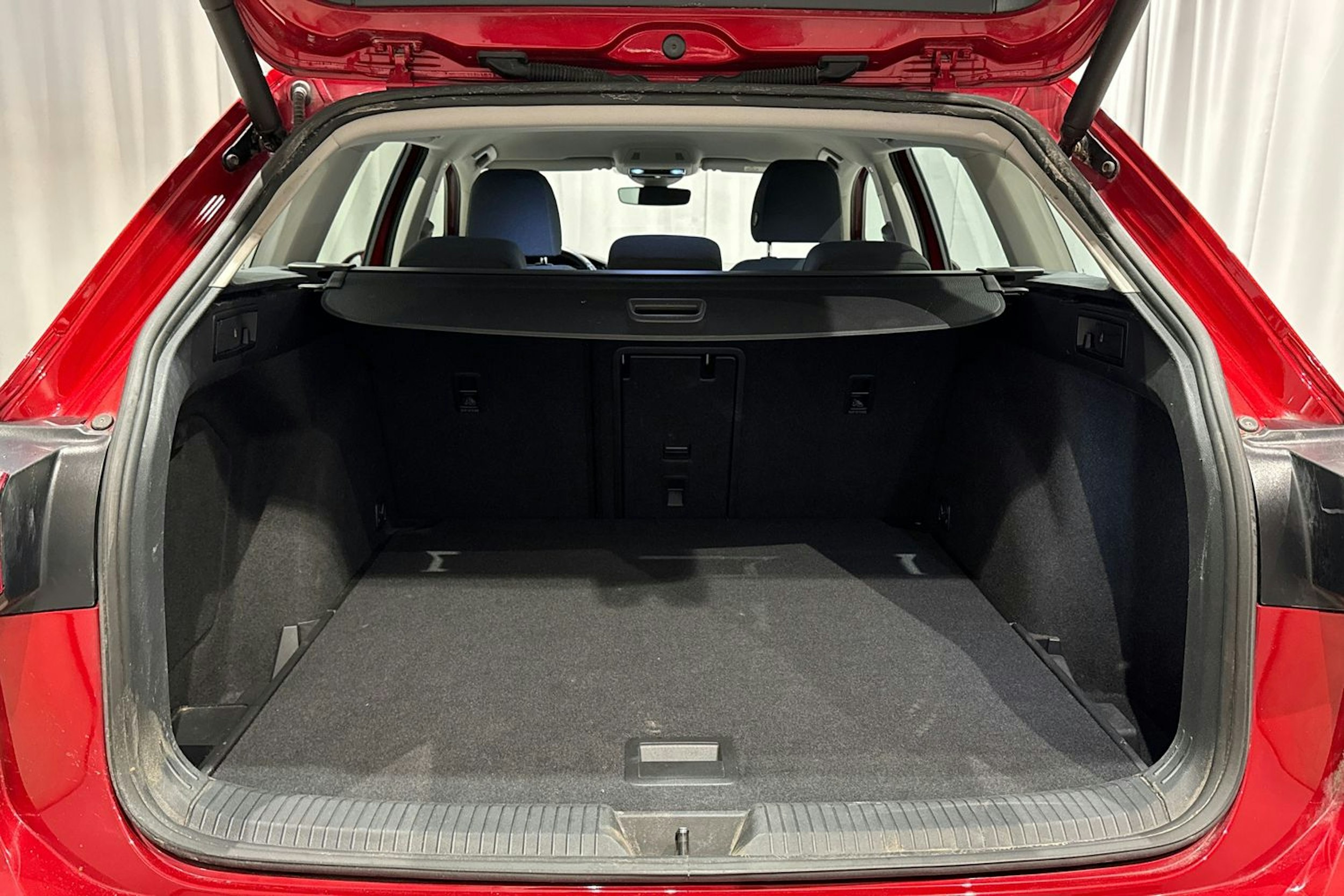 met. punainen Volkswagen Golf 2021 kuva 16.