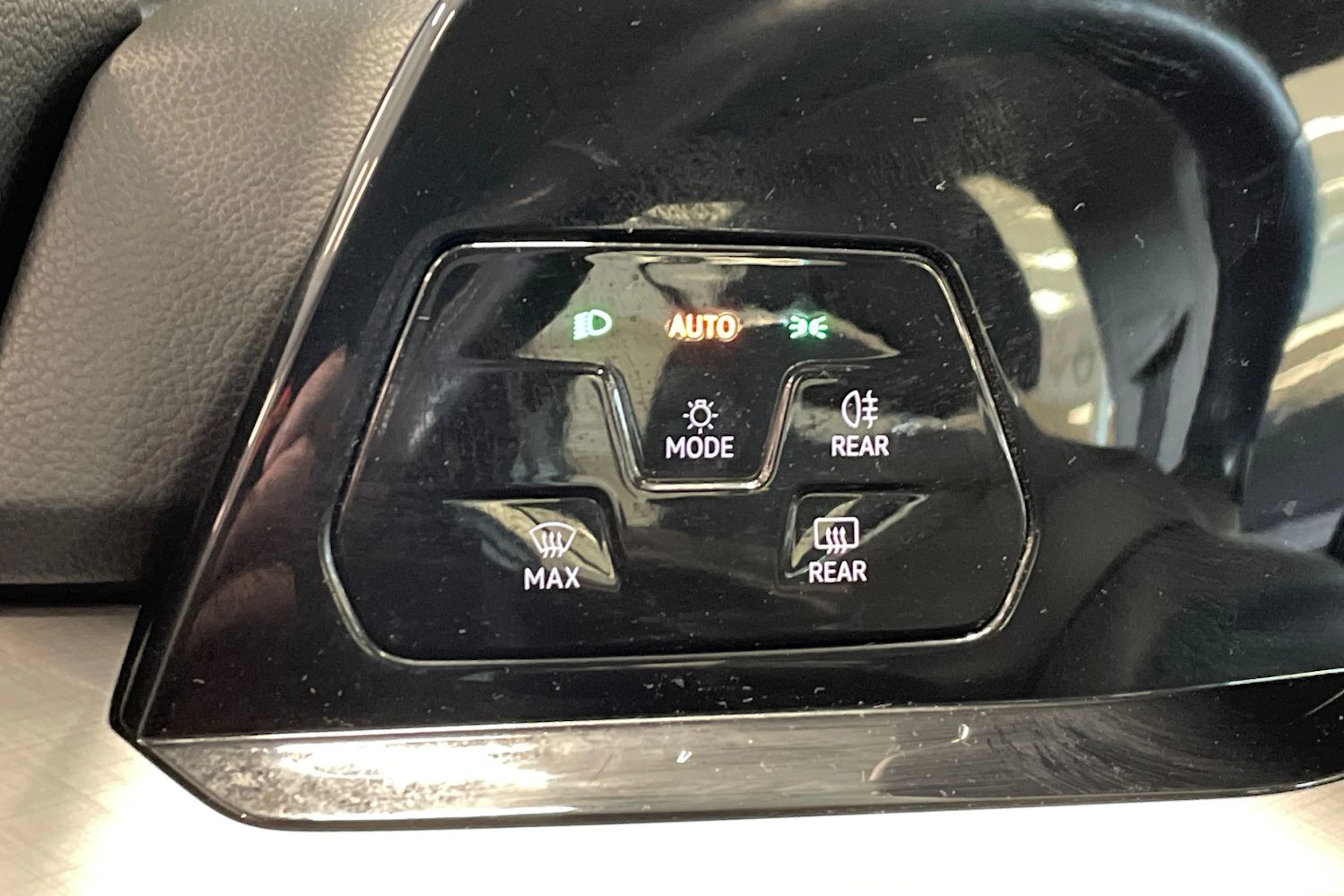 valkoinen Volkswagen Golf 2021 kuva 20.