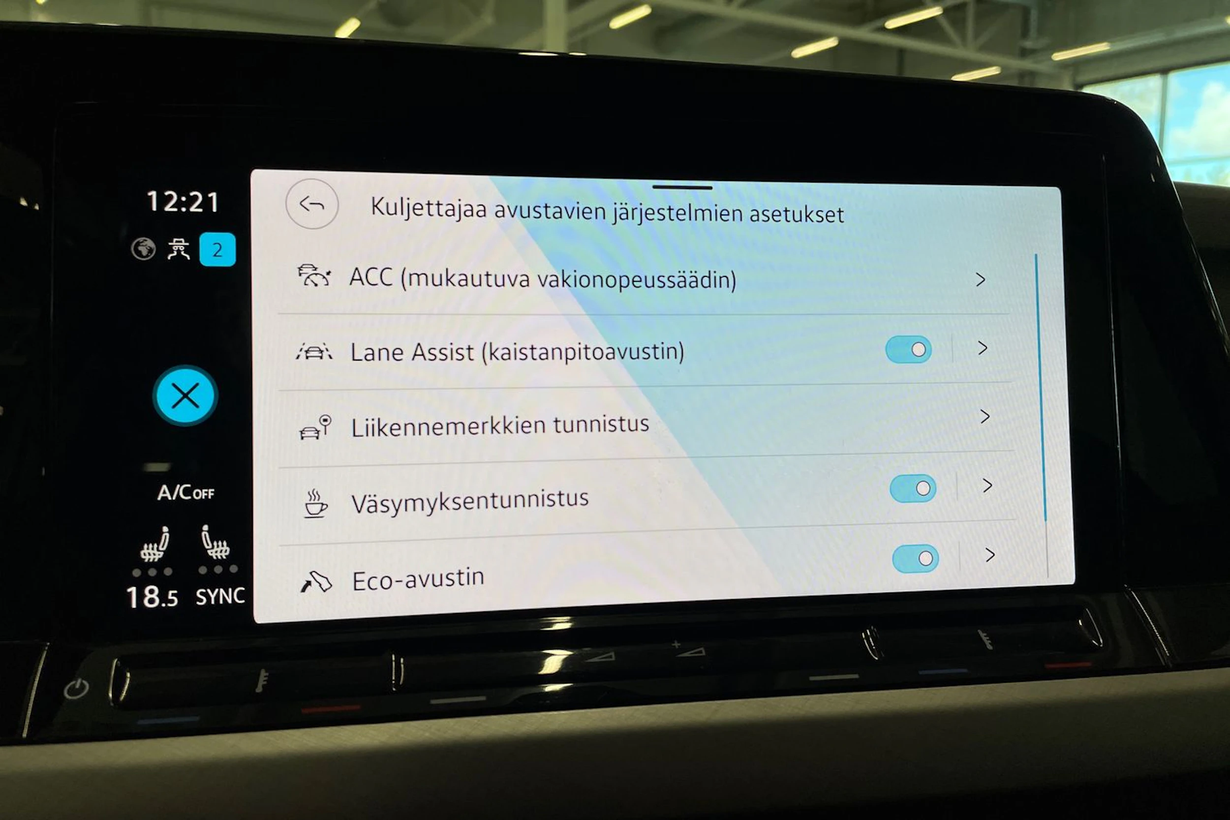 valkoinen Volkswagen Golf 2021 kuva 31.