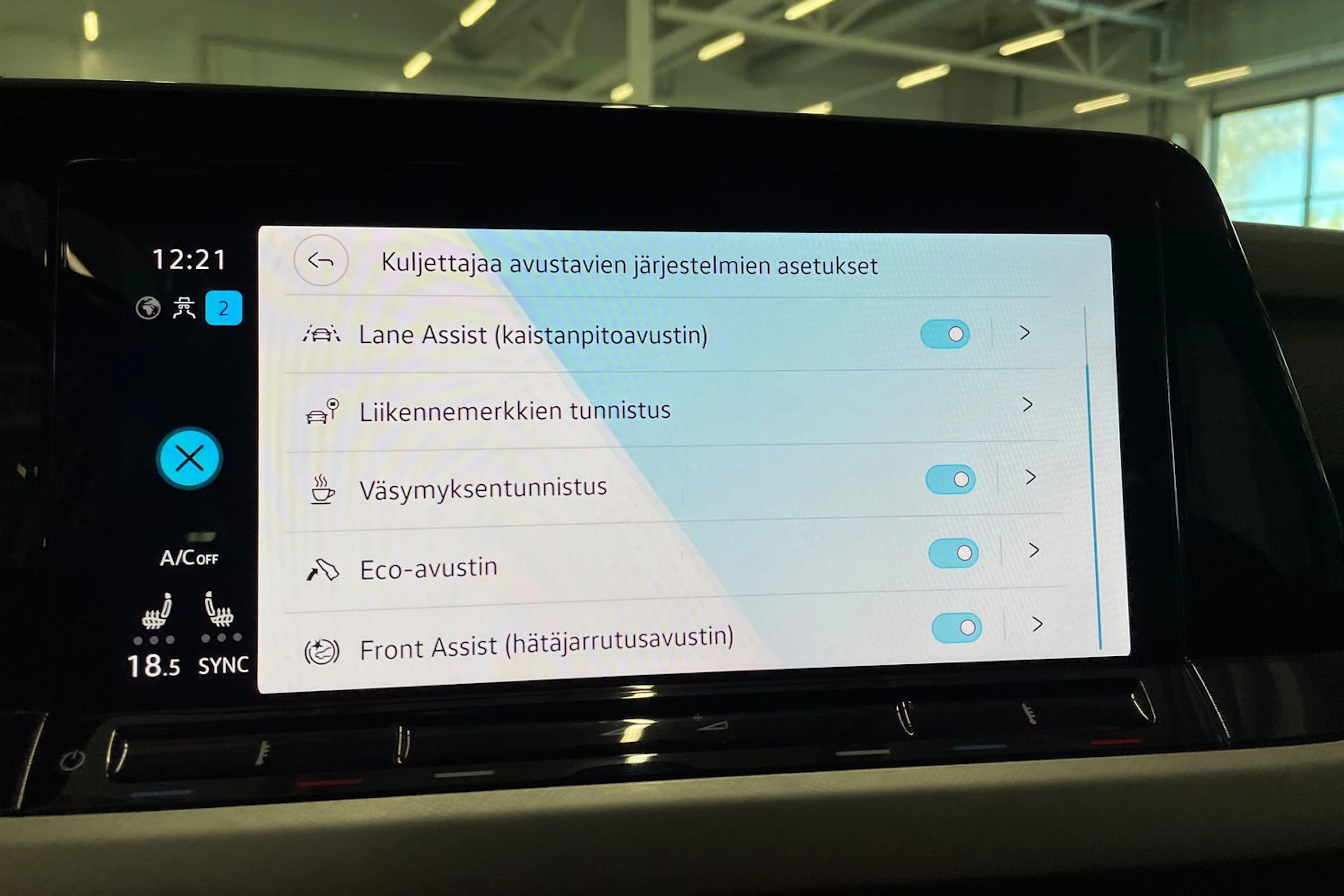 valkoinen Volkswagen Golf 2021 kuva 32.