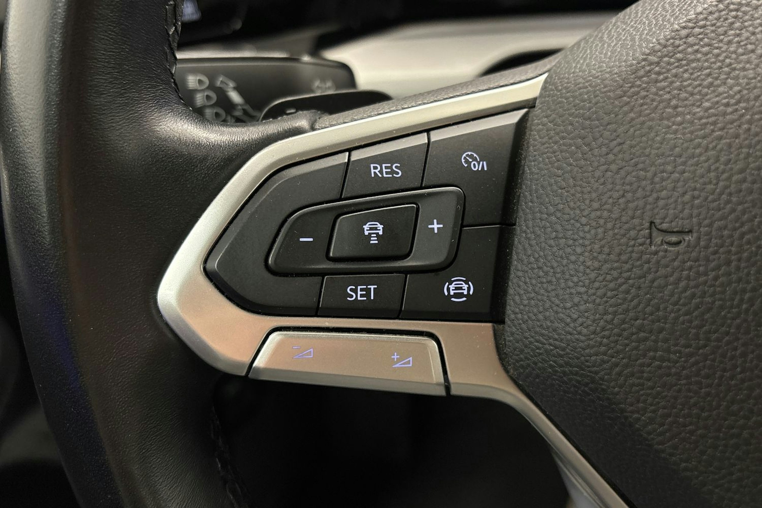 harmaa Volkswagen Golf 2021 kuva 16.