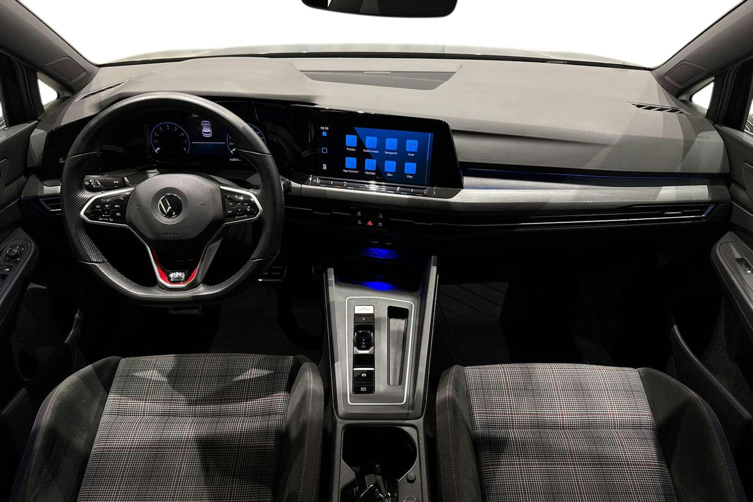 musta Volkswagen Golf 2021 kuva 9.