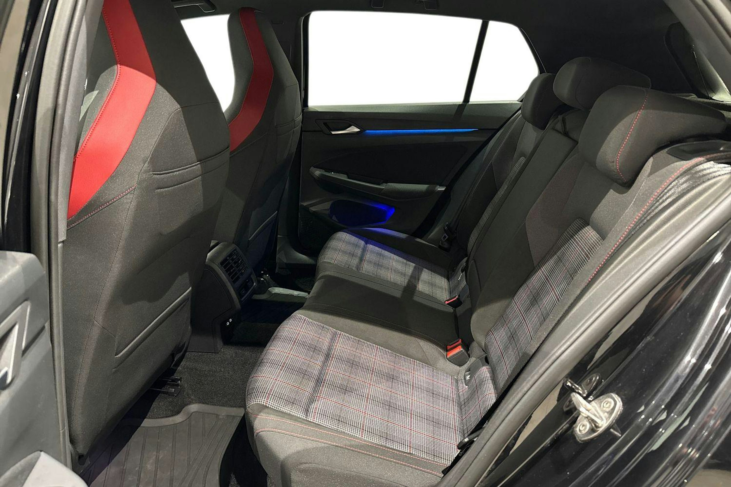 musta Volkswagen Golf 2021 kuva 10.