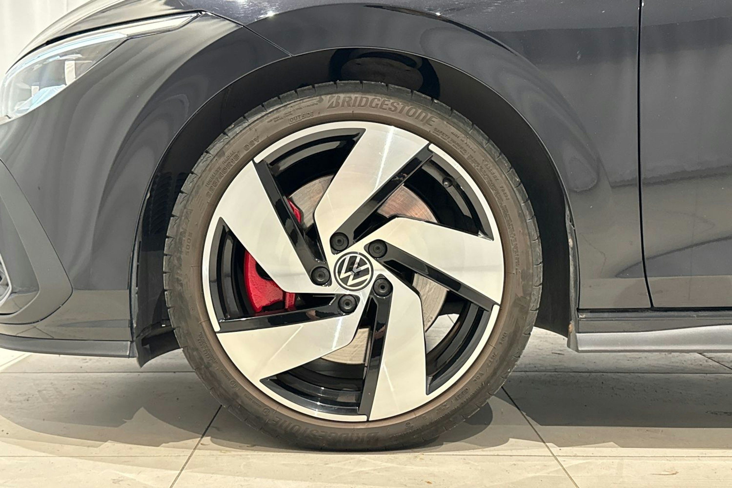 musta Volkswagen Golf 2021 kuva 11.