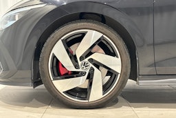 musta Volkswagen Golf 2021 kuva 11.