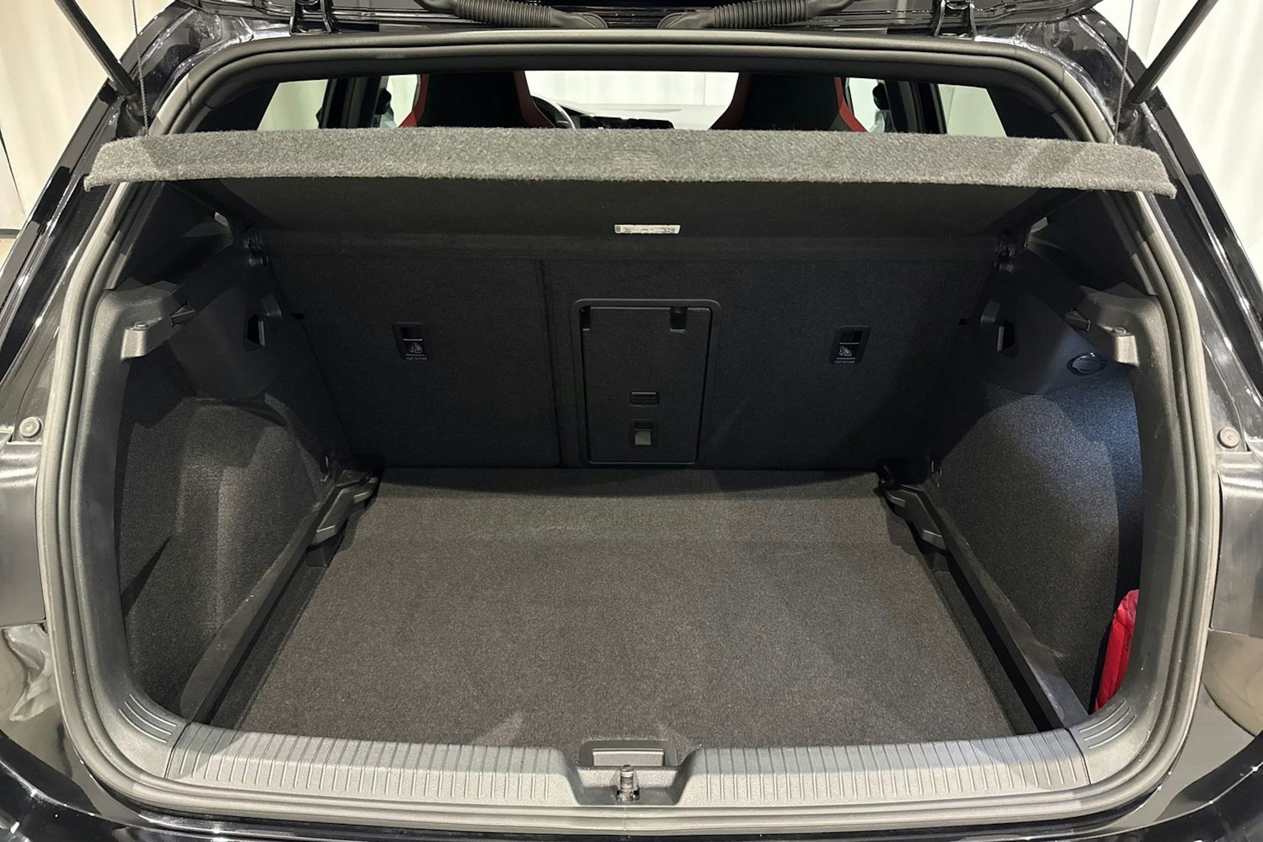 musta Volkswagen Golf 2021 kuva 15.