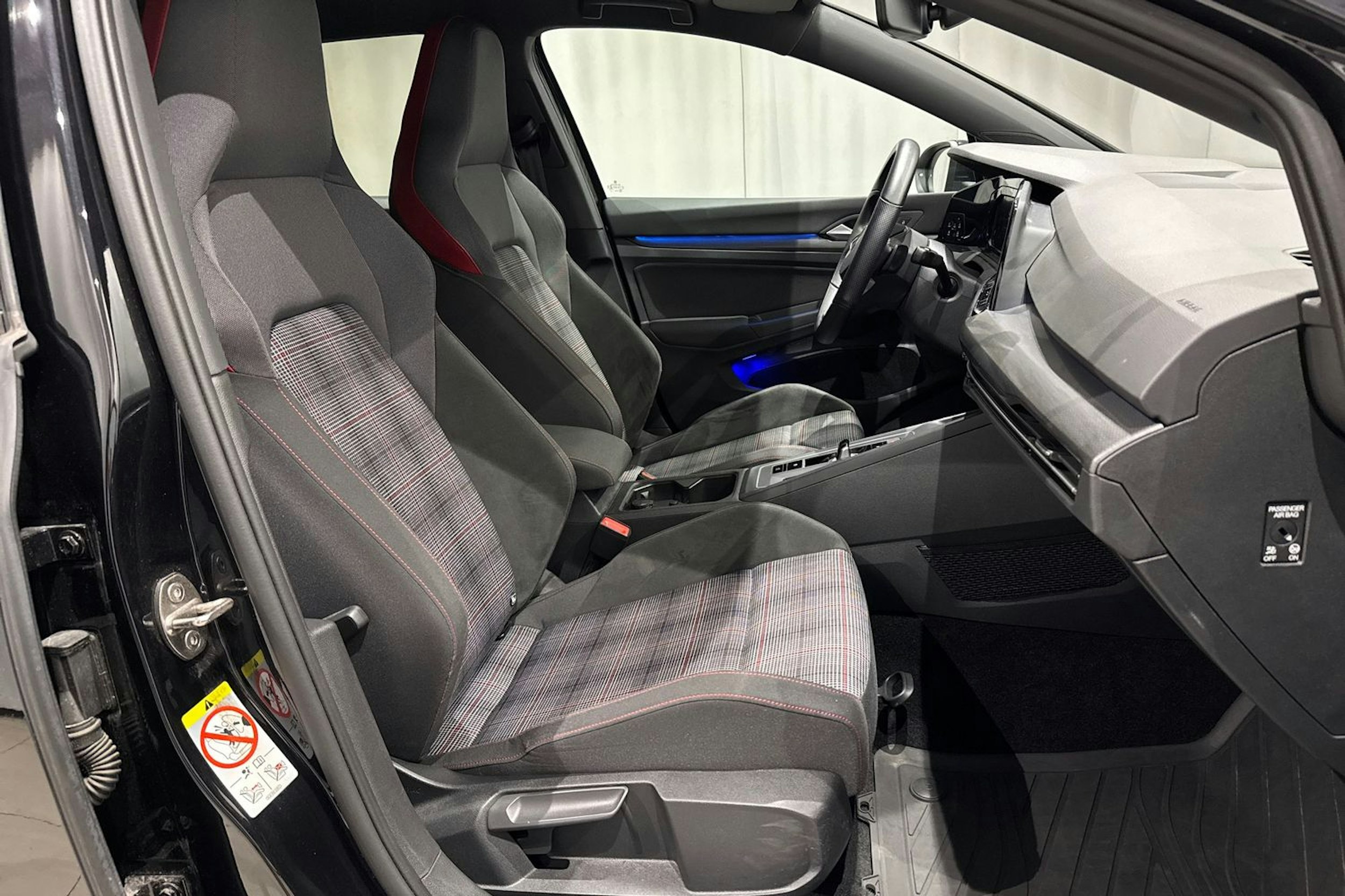 musta Volkswagen Golf 2021 kuva 16.