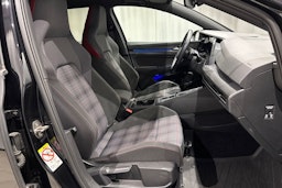 musta Volkswagen Golf 2021 kuva 16.