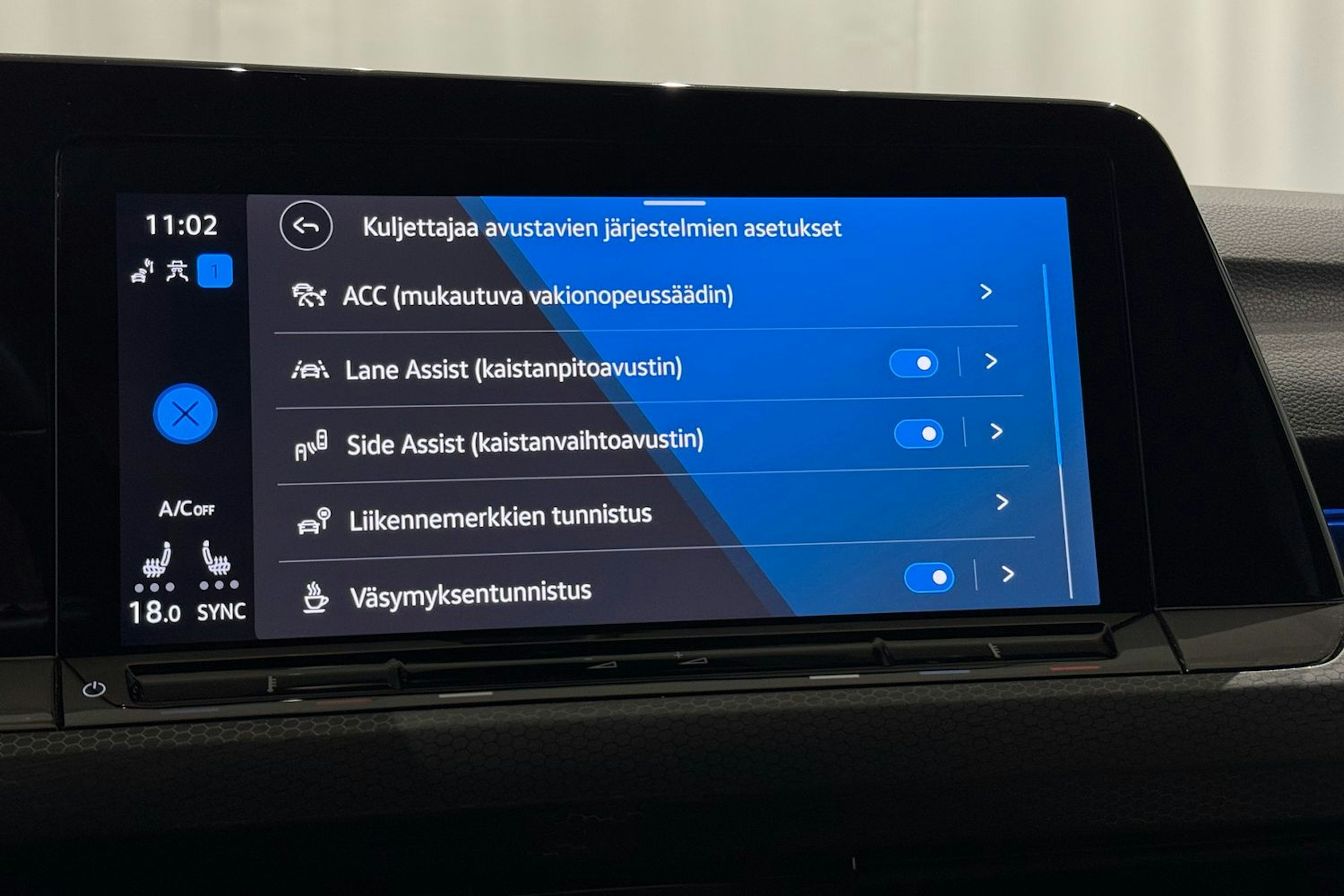 musta Volkswagen Golf 2021 kuva 23.