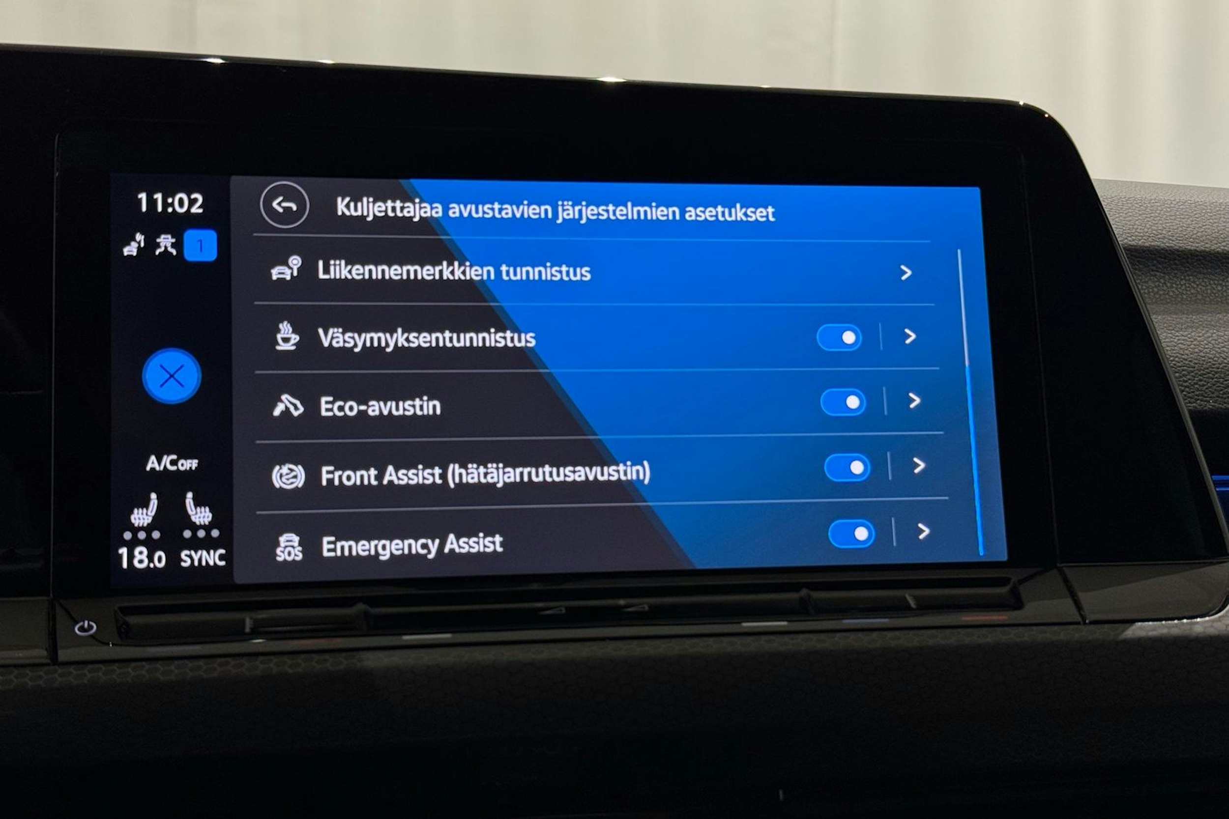 musta Volkswagen Golf 2021 kuva 24.