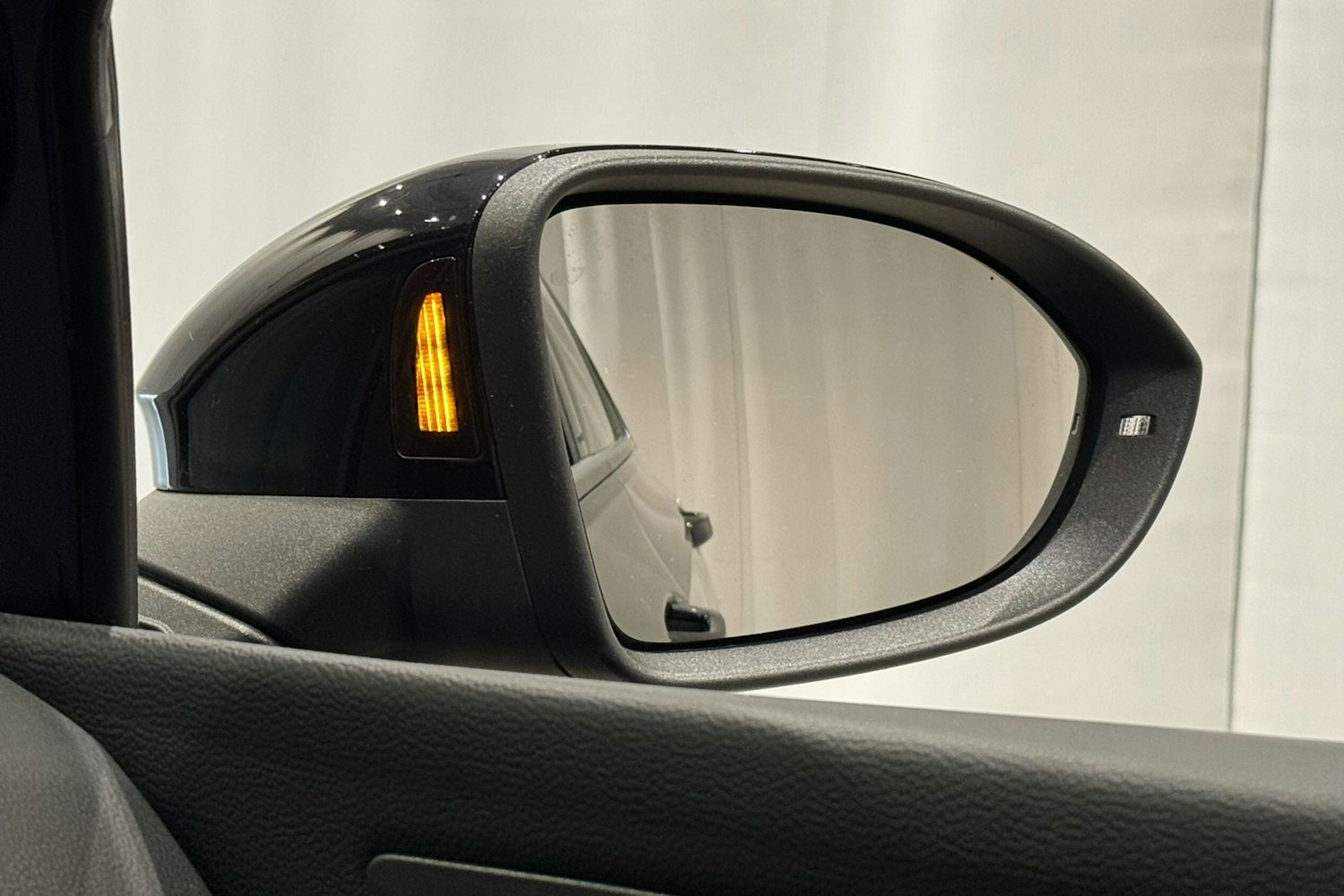 musta Volkswagen Golf 2021 kuva 28.