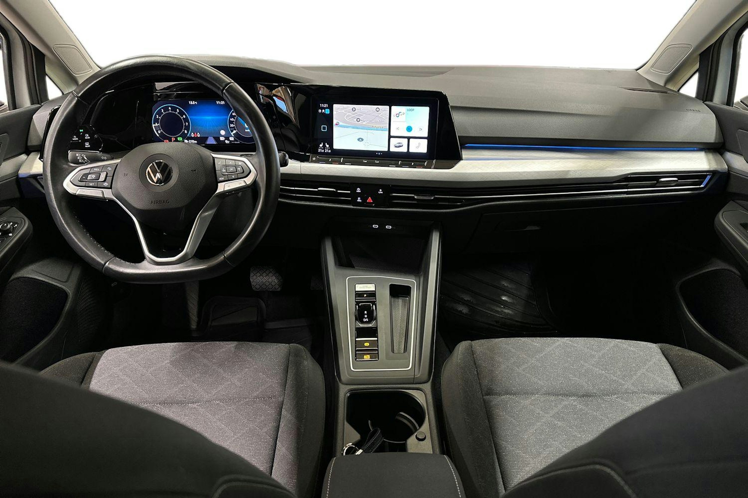 valkoinen Volkswagen Golf 2021 kuva 9.