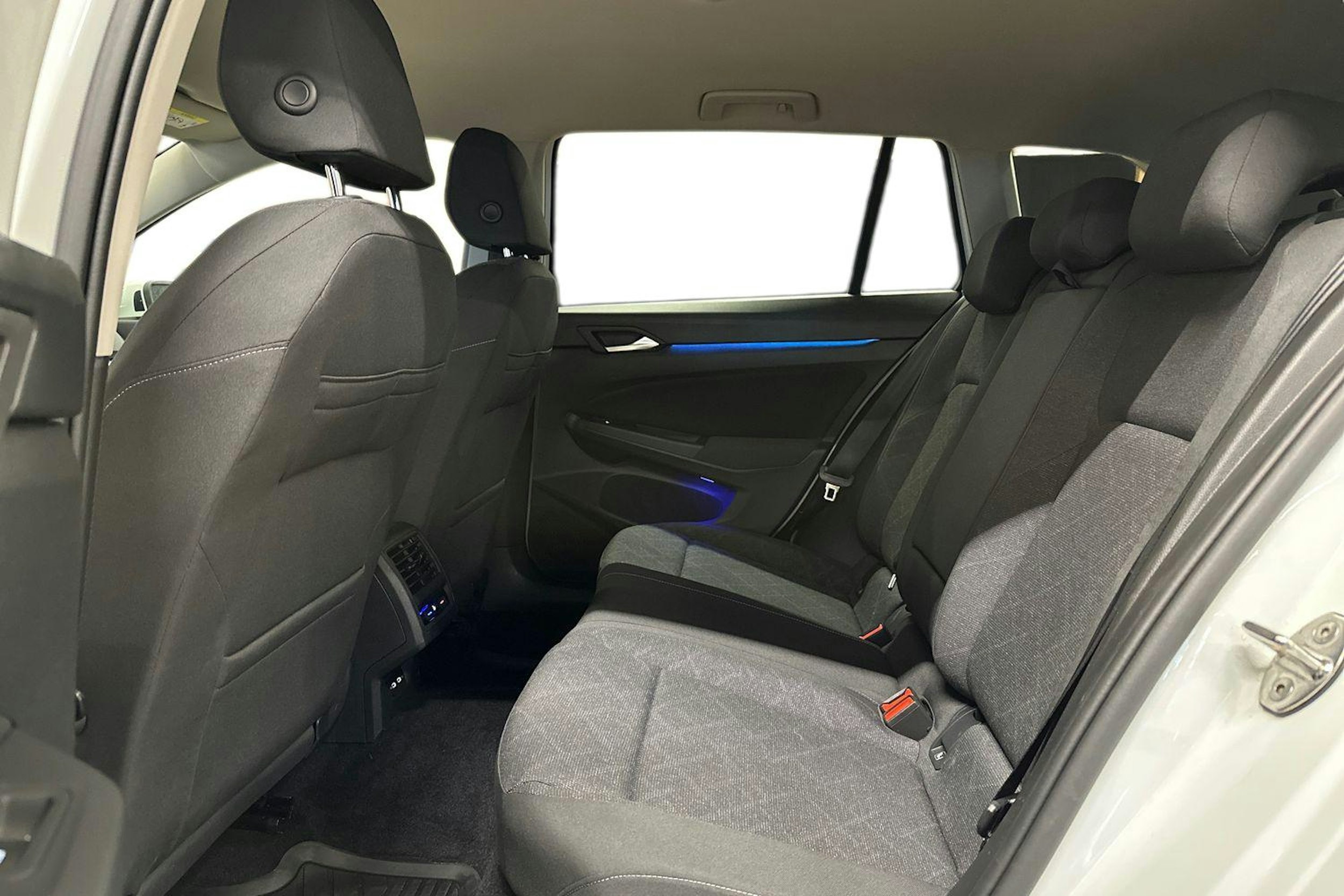 valkoinen Volkswagen Golf 2021 kuva 10.