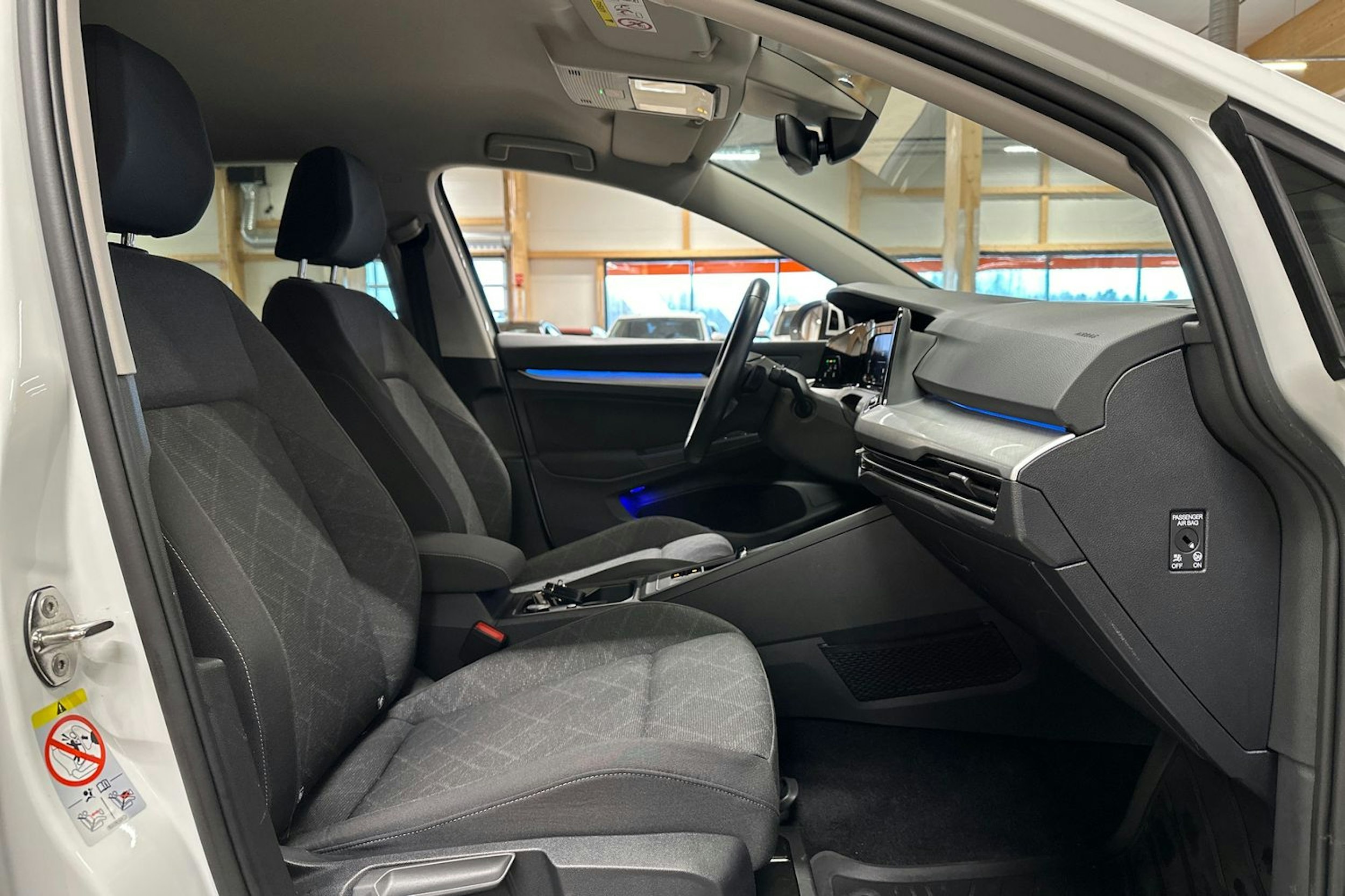 valkoinen Volkswagen Golf 2021 kuva 14.