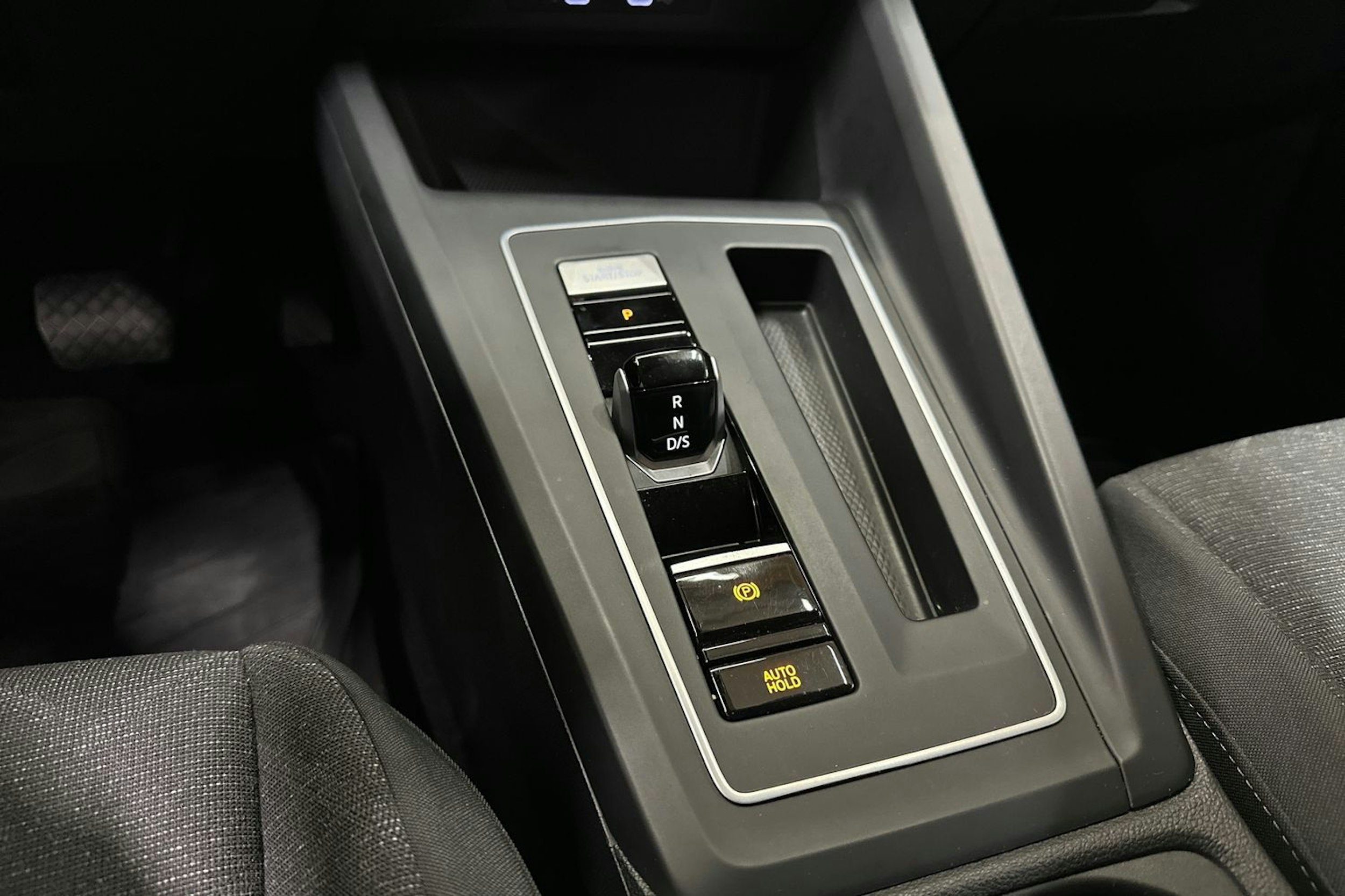 valkoinen Volkswagen Golf 2021 kuva 21.