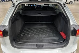 valkoinen Volkswagen Golf 2021 kuva 28.