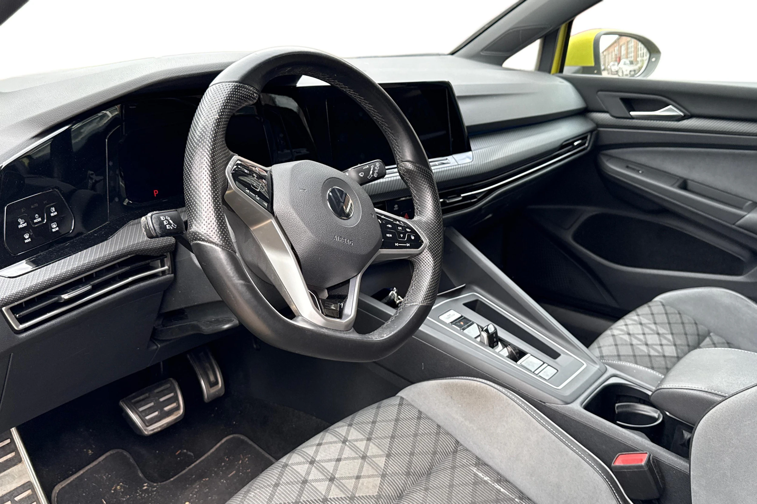 keltainen Volkswagen Golf 2021 kuva 3.