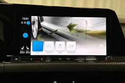 keltainen Volkswagen Golf 2021 kuva 30.