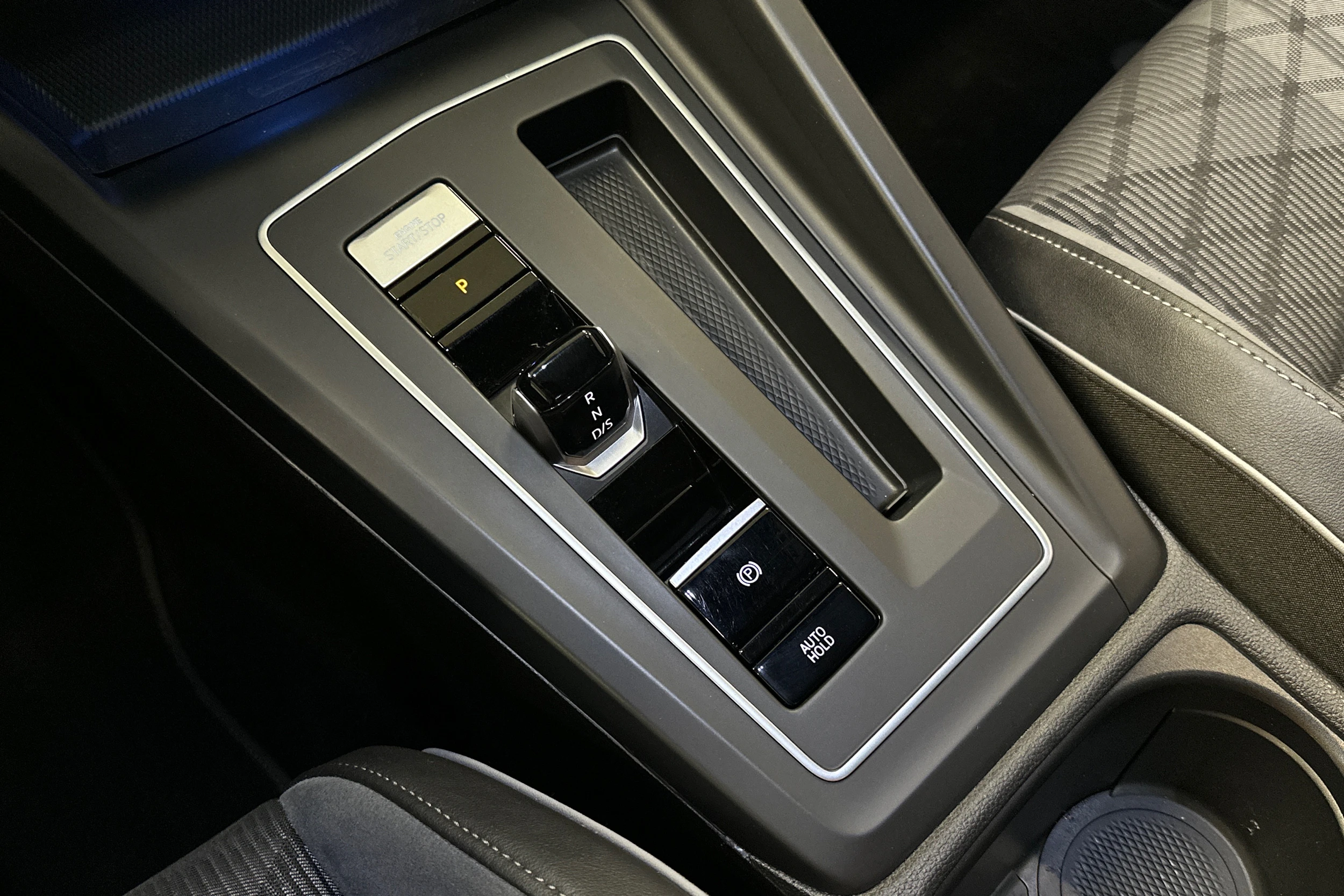 keltainen Volkswagen Golf 2021 kuva 34.