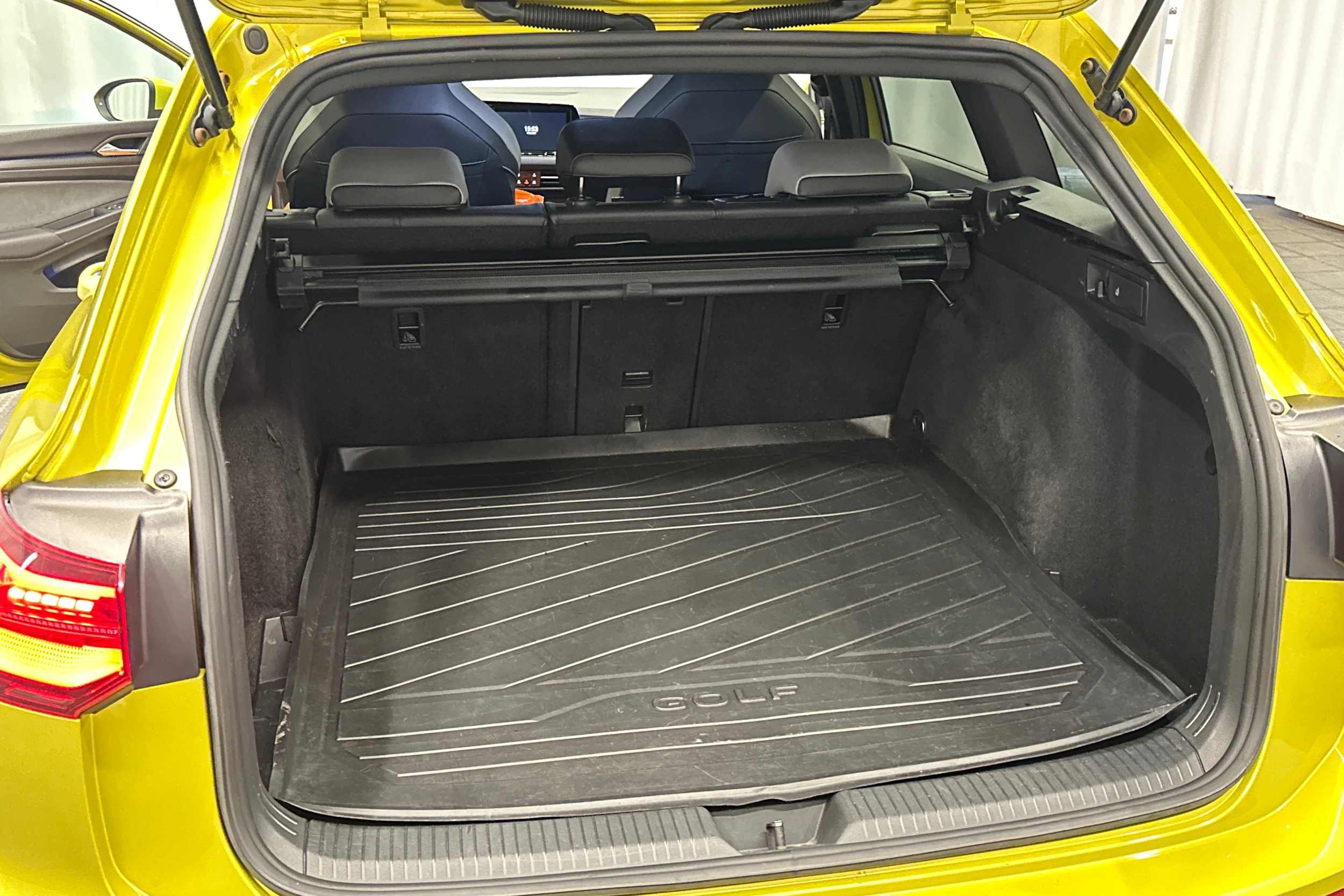 keltainen Volkswagen Golf 2021 kuva 35.
