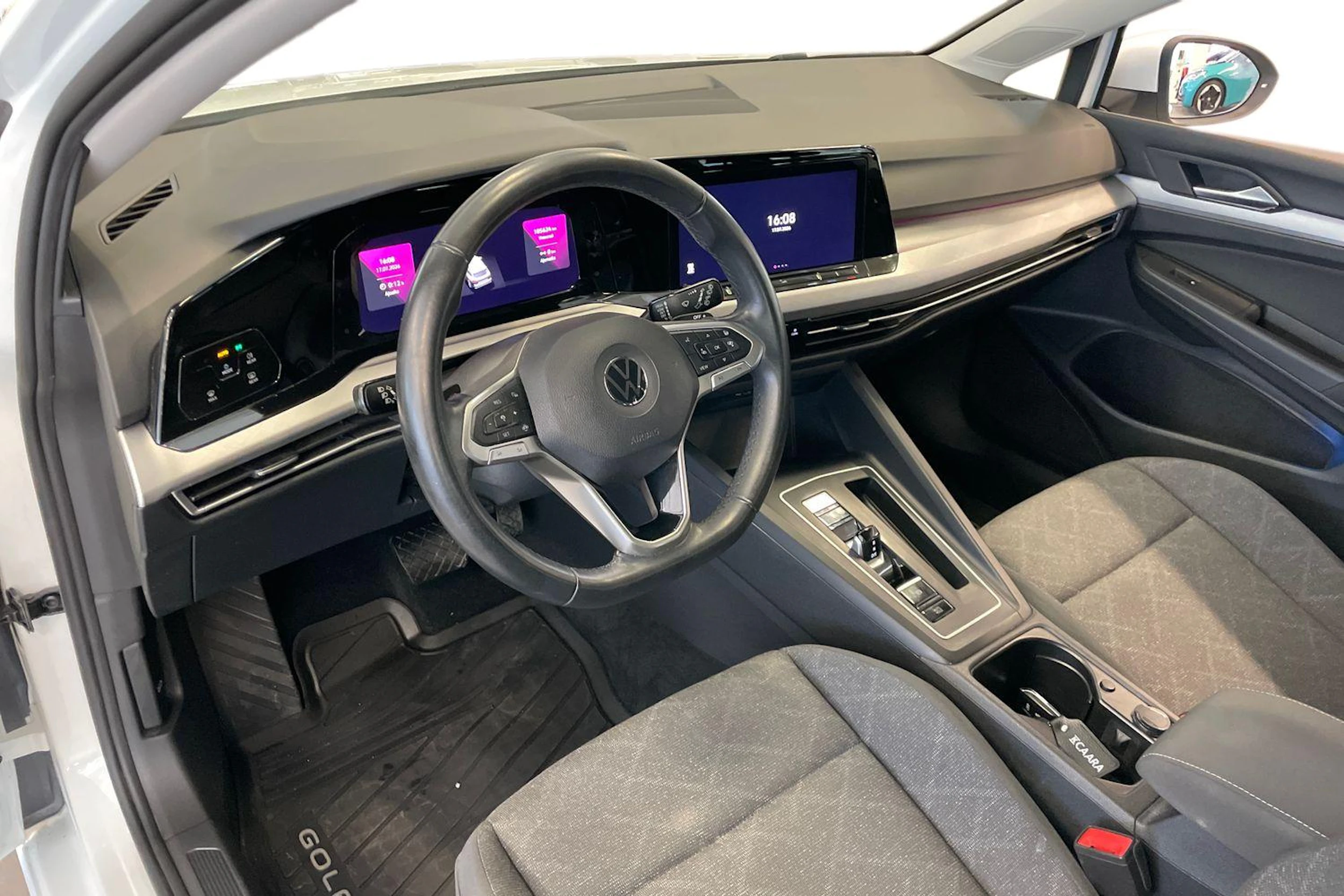 valkoinen Volkswagen Golf 2021 kuva 6.