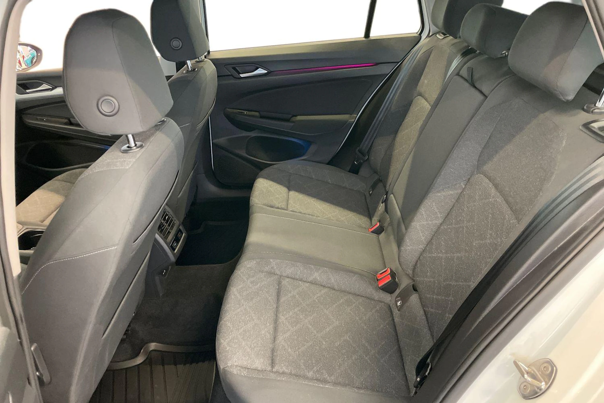 valkoinen Volkswagen Golf 2021 kuva 8.