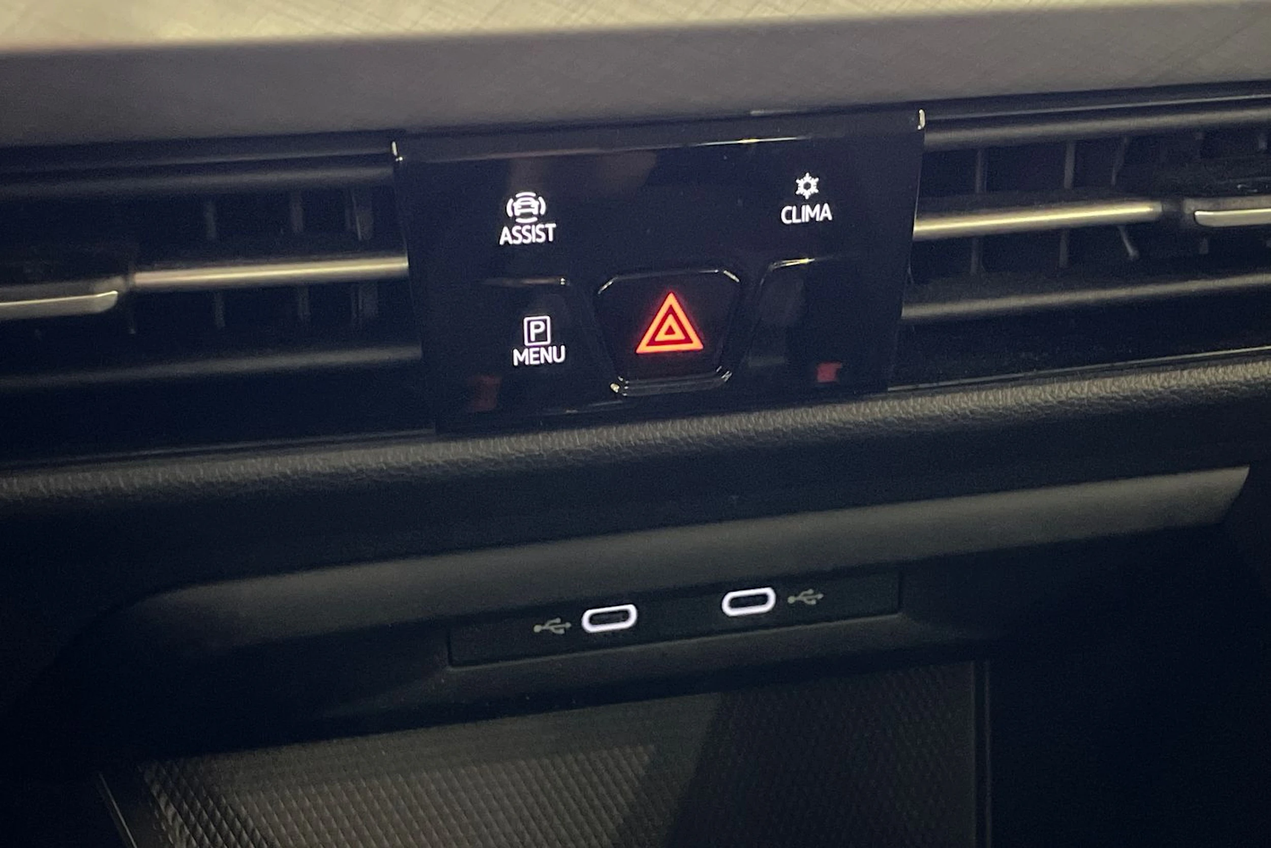 valkoinen Volkswagen Golf 2021 kuva 21.