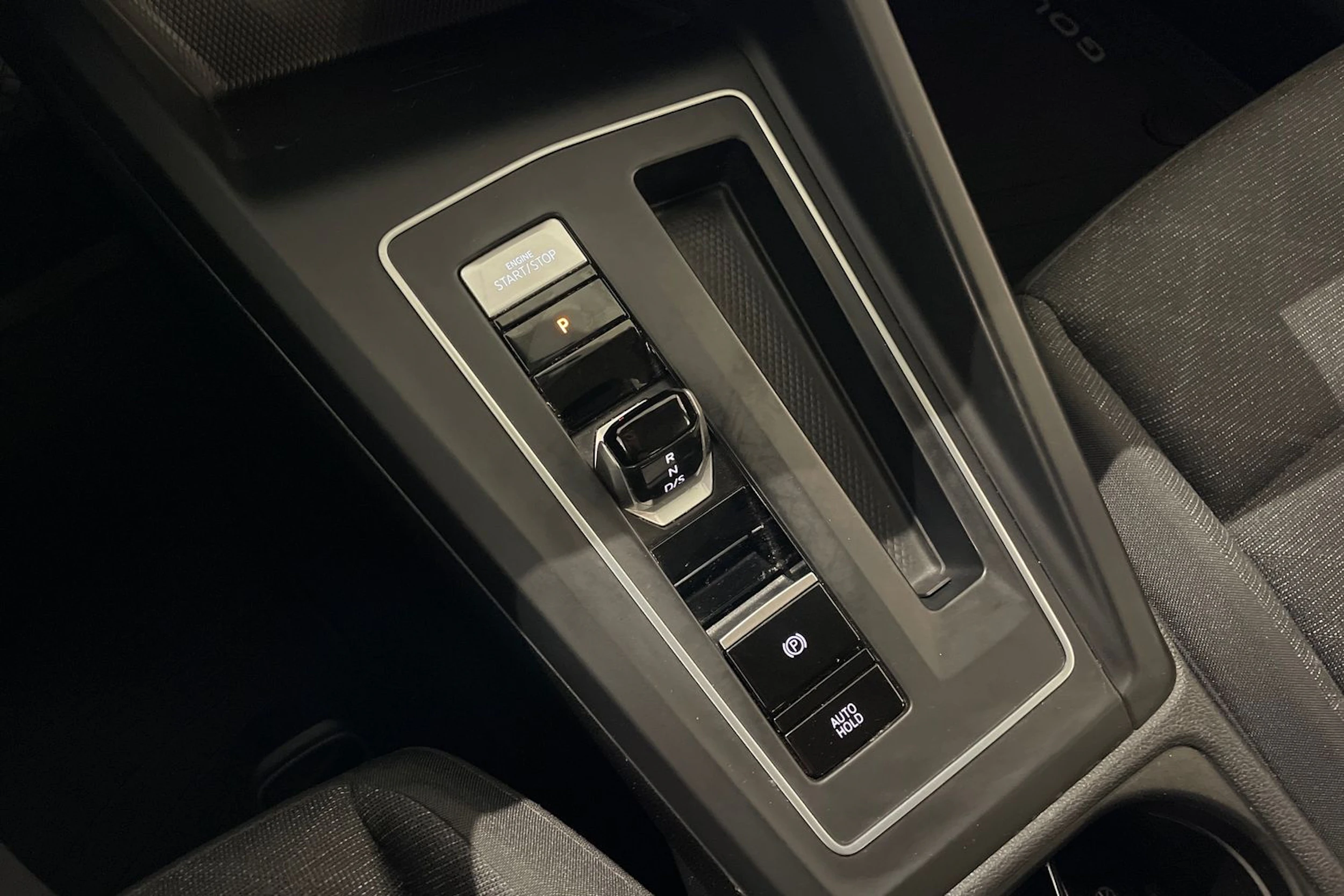 valkoinen Volkswagen Golf 2021 kuva 22.