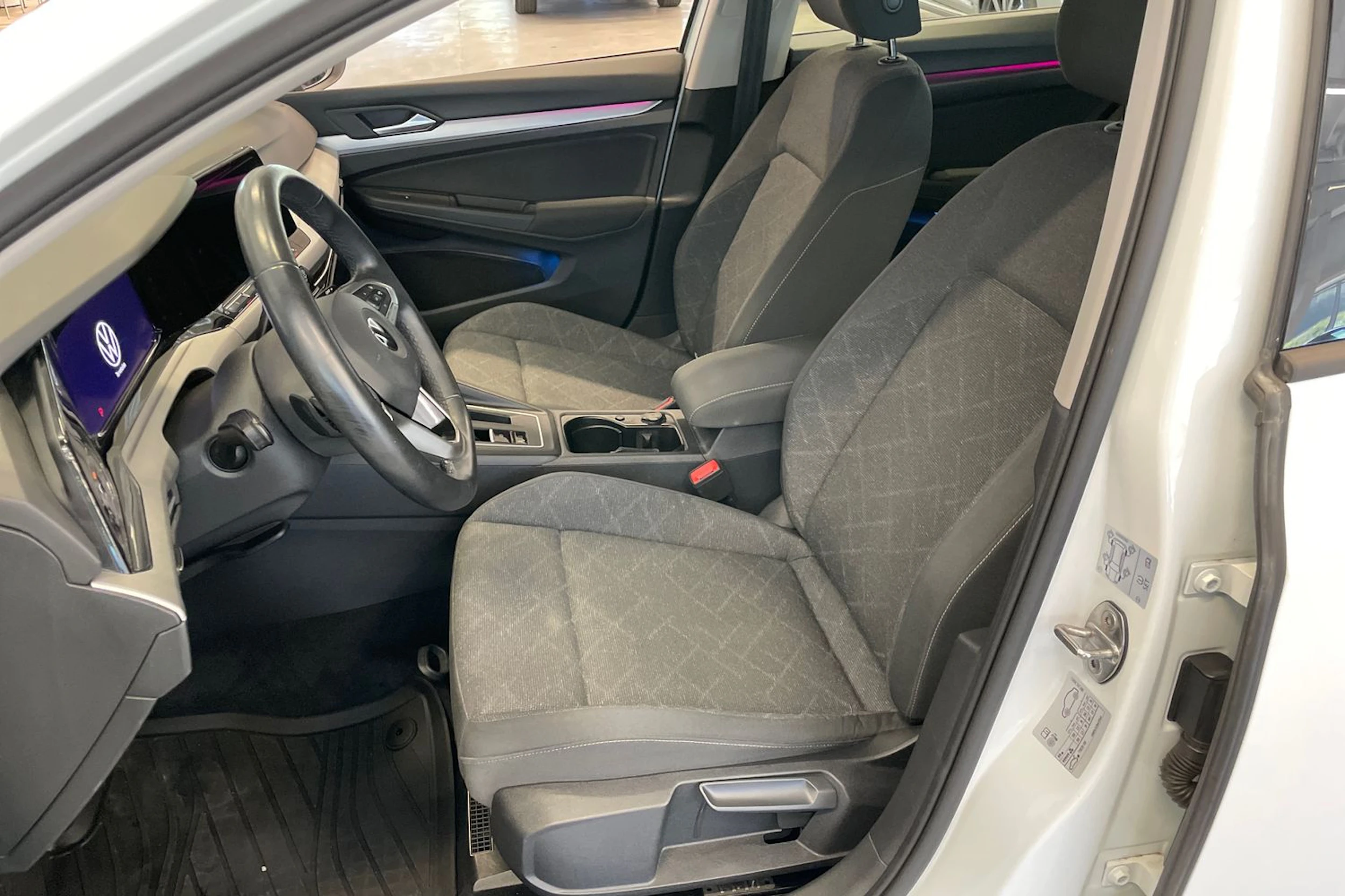 valkoinen Volkswagen Golf 2021 kuva 26.