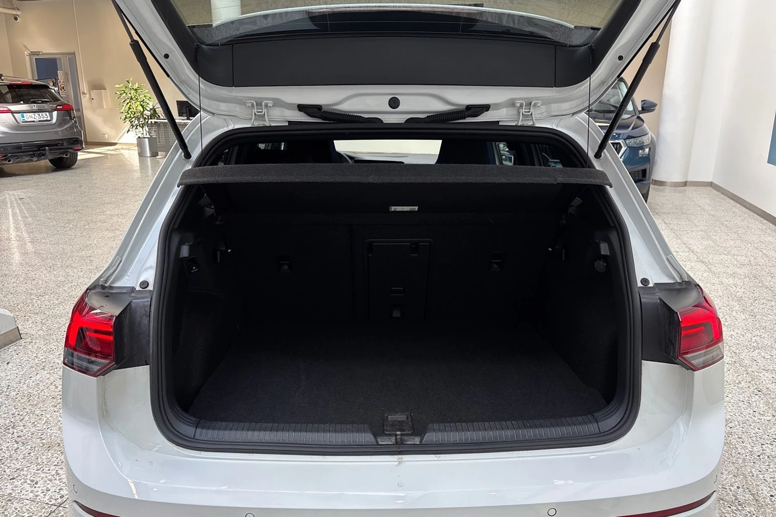 valkoinen Volkswagen Golf 2021 kuva 11.