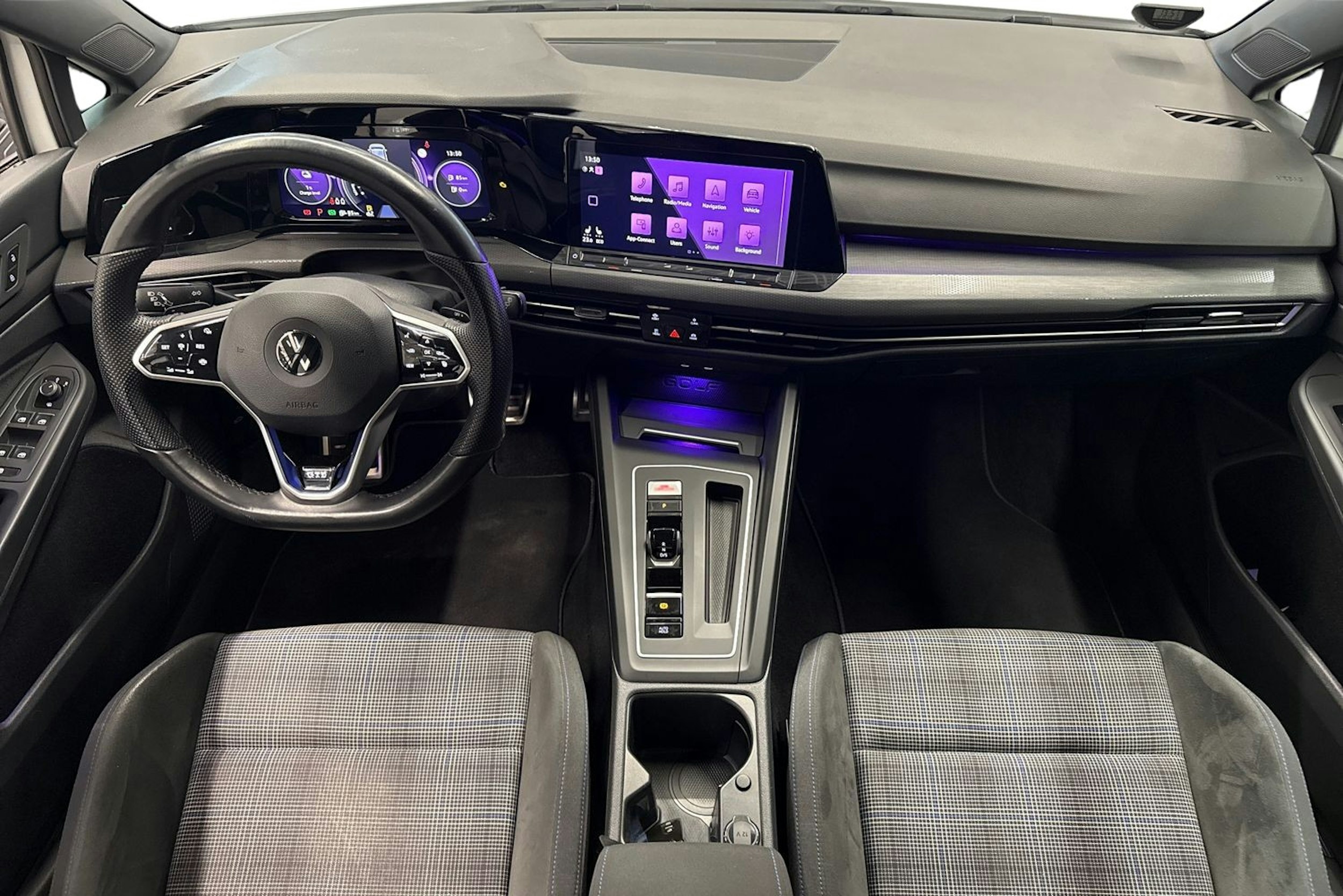 valkoinen Volkswagen Golf 2021 kuva 9.