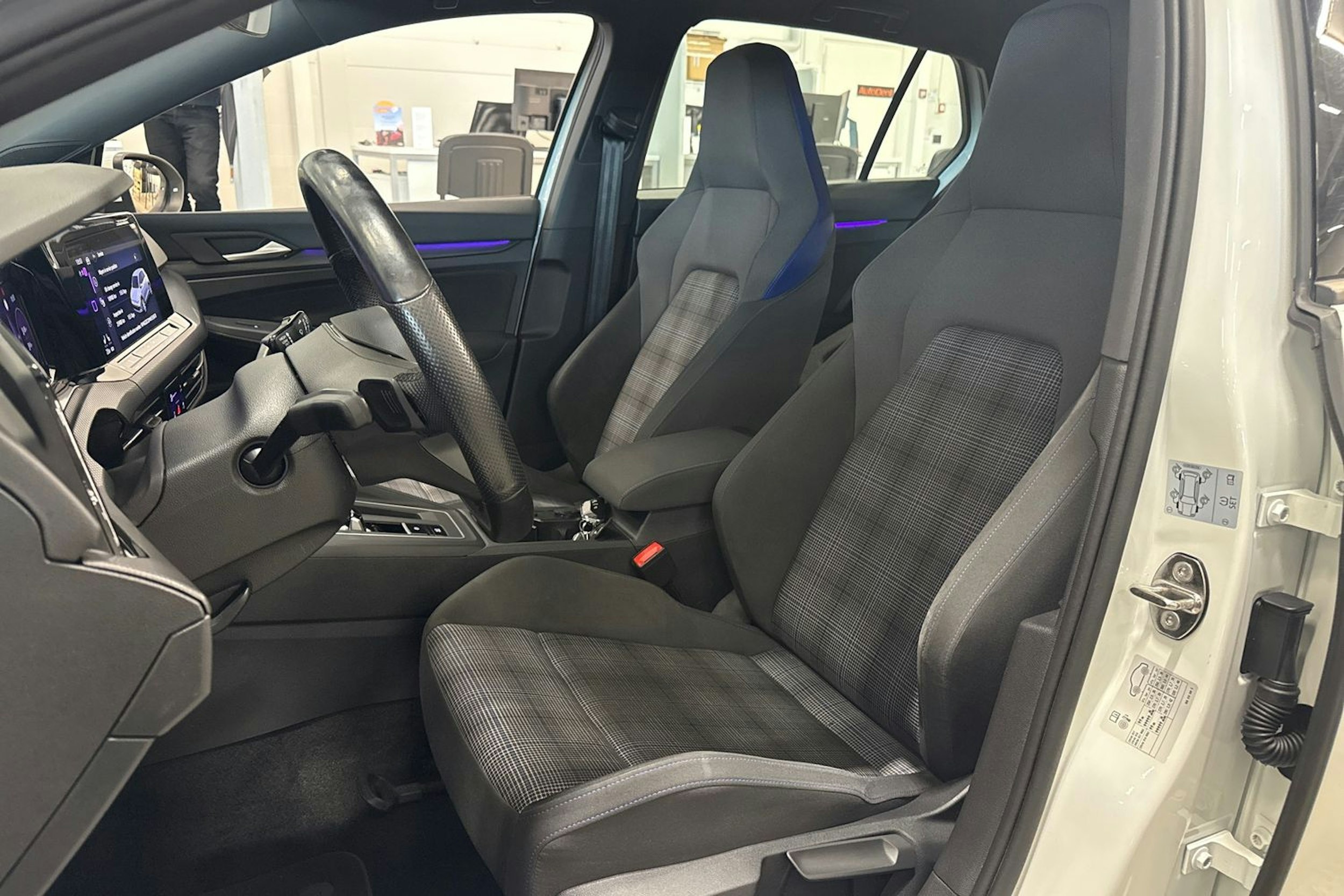 valkoinen Volkswagen Golf 2021 kuva 24.