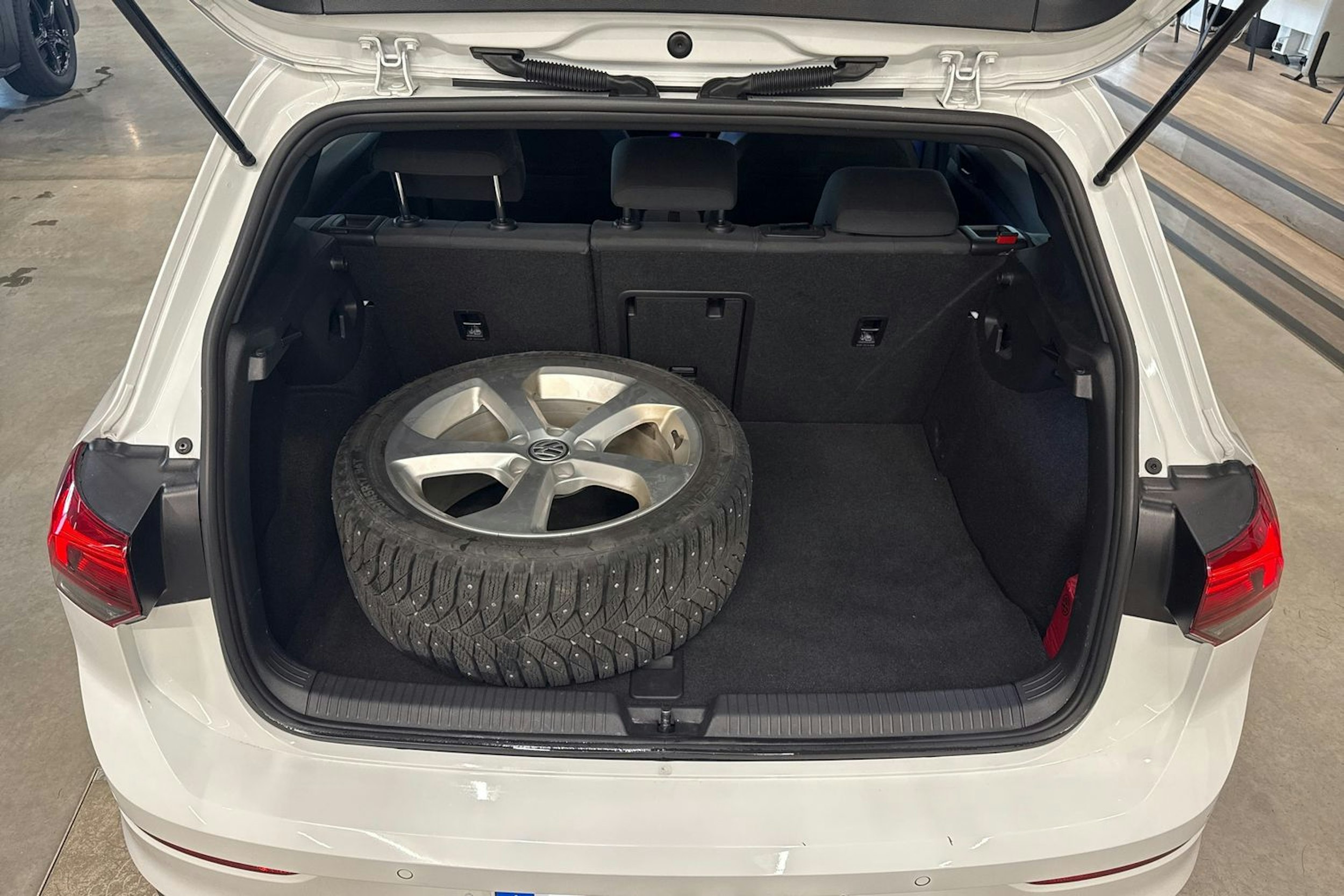 valkoinen Volkswagen Golf 2021 kuva 25.