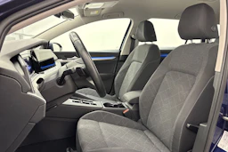 sininen Volkswagen Golf 2022 kuva 11.