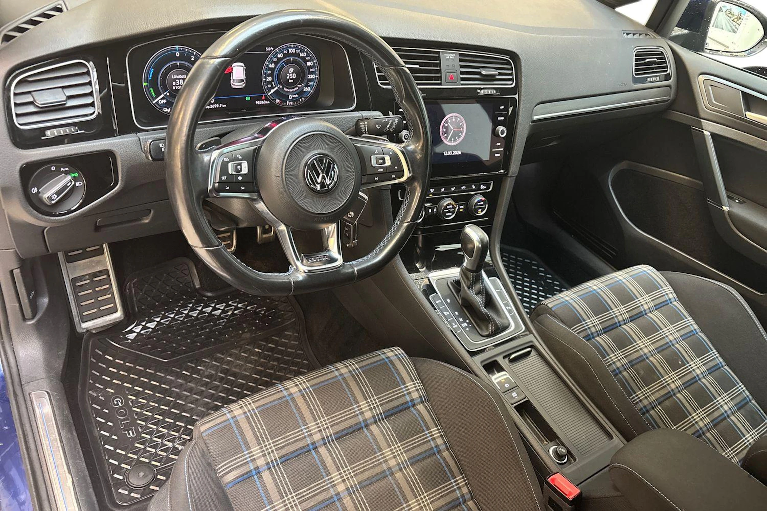 sininen Volkswagen Golf 2022 kuva 6.