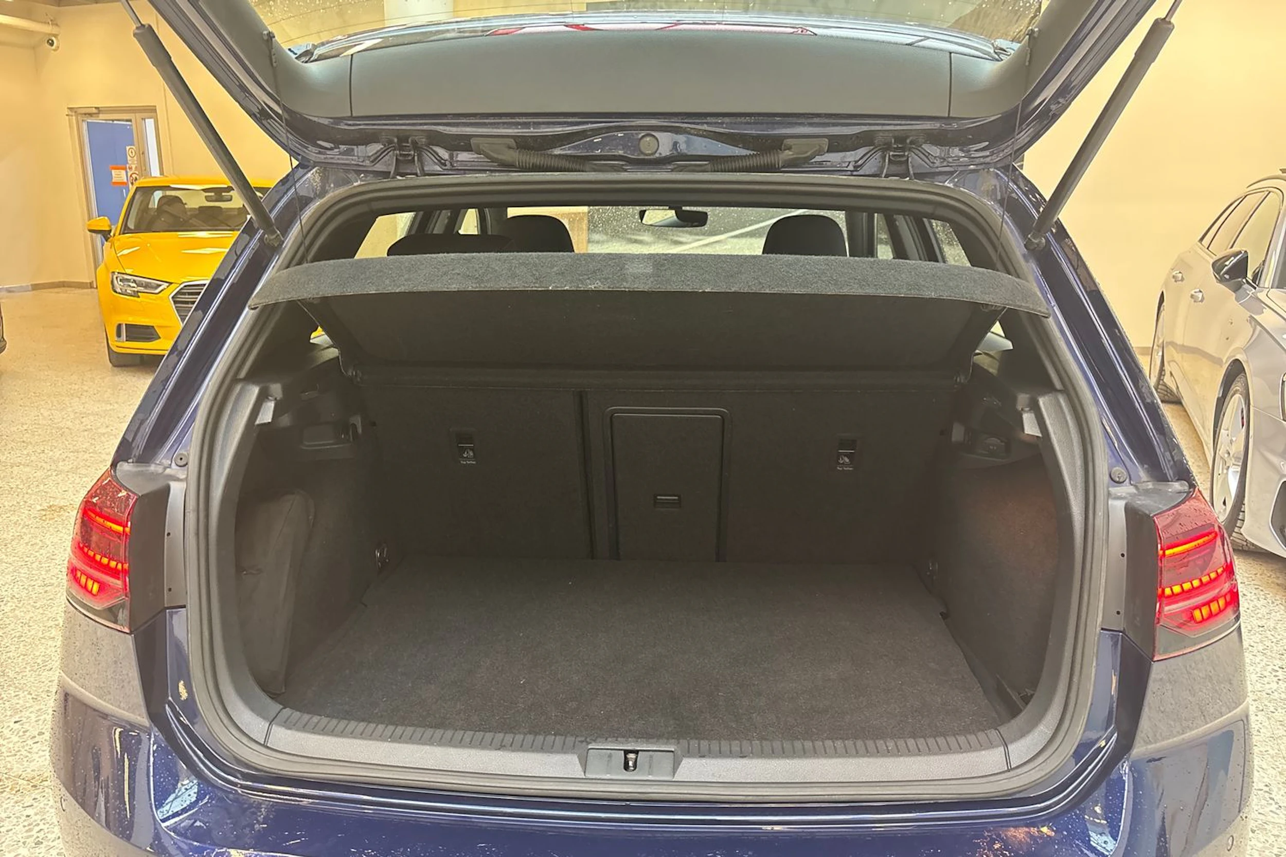 sininen Volkswagen Golf 2022 kuva 11.