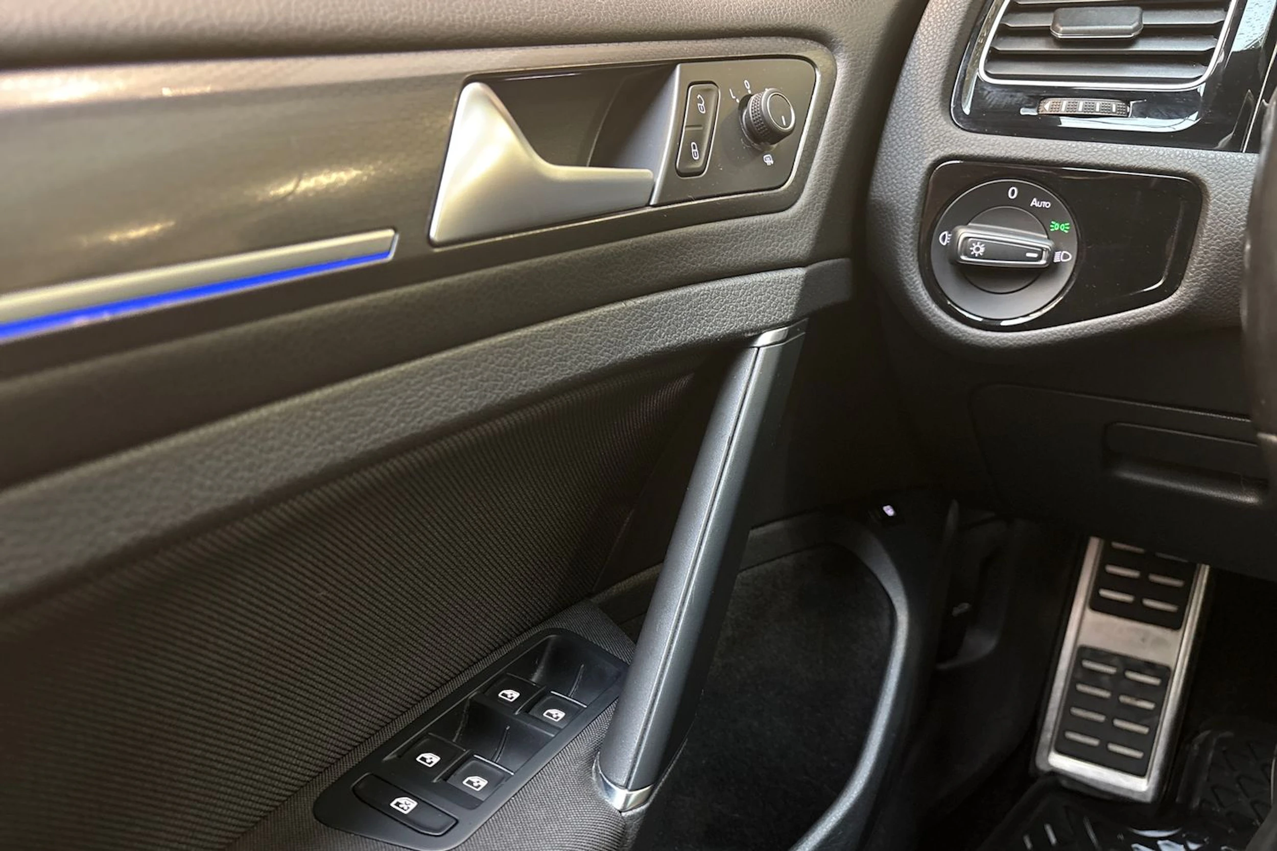 sininen Volkswagen Golf 2022 kuva 12.