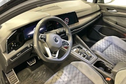 musta Volkswagen Golf 2022 kuva 7.