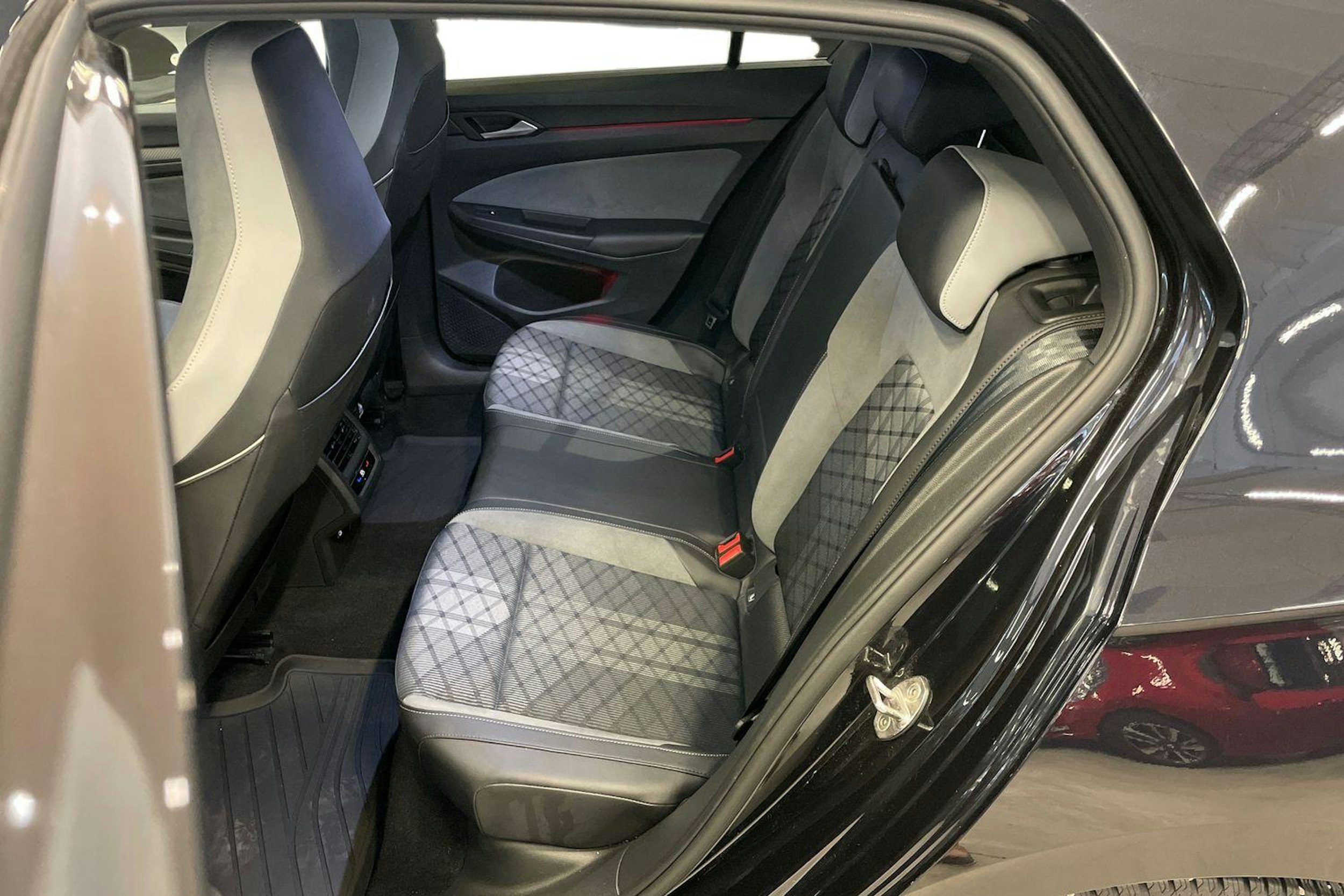 musta Volkswagen Golf 2022 kuva 10.