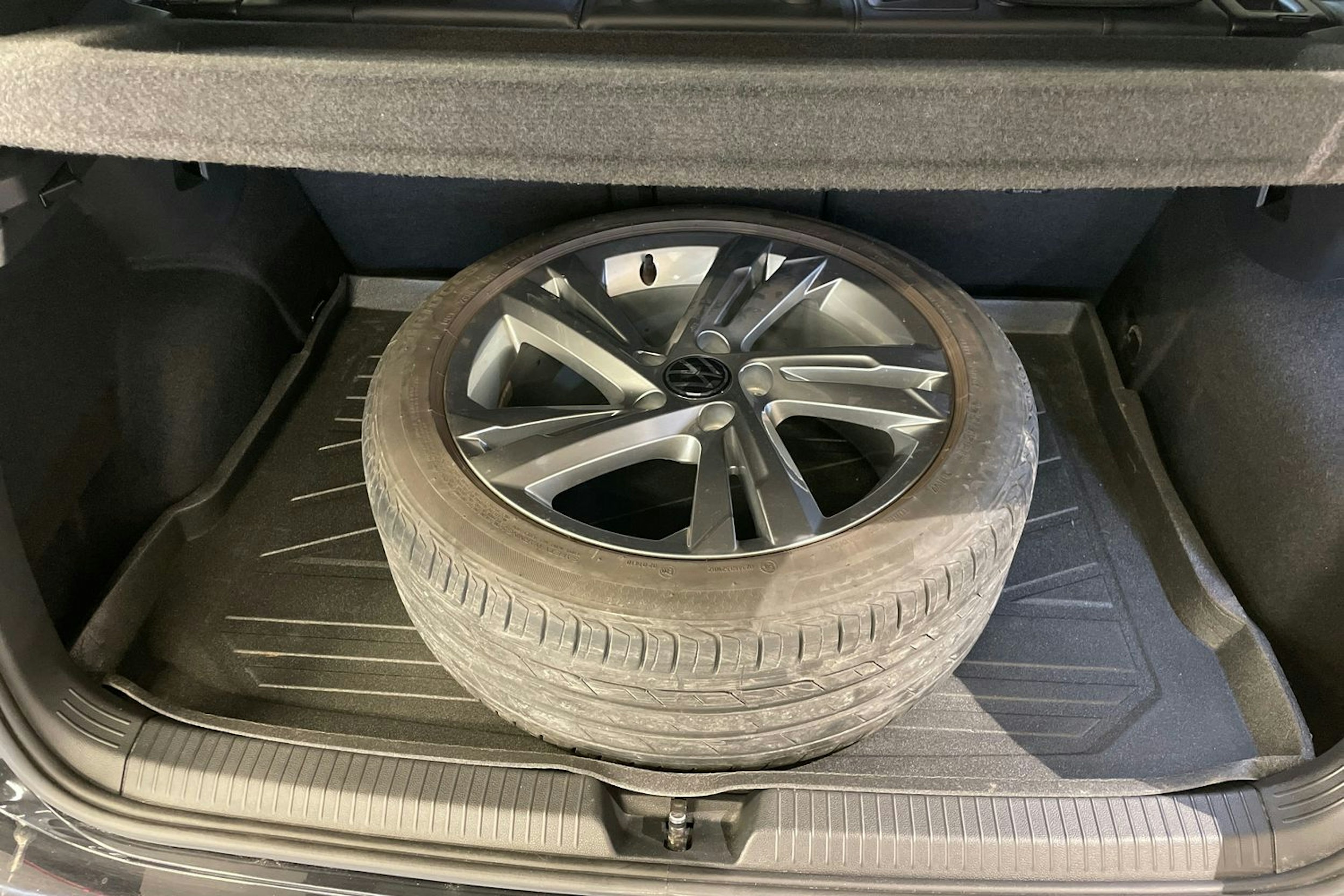 musta Volkswagen Golf 2022 kuva 13.